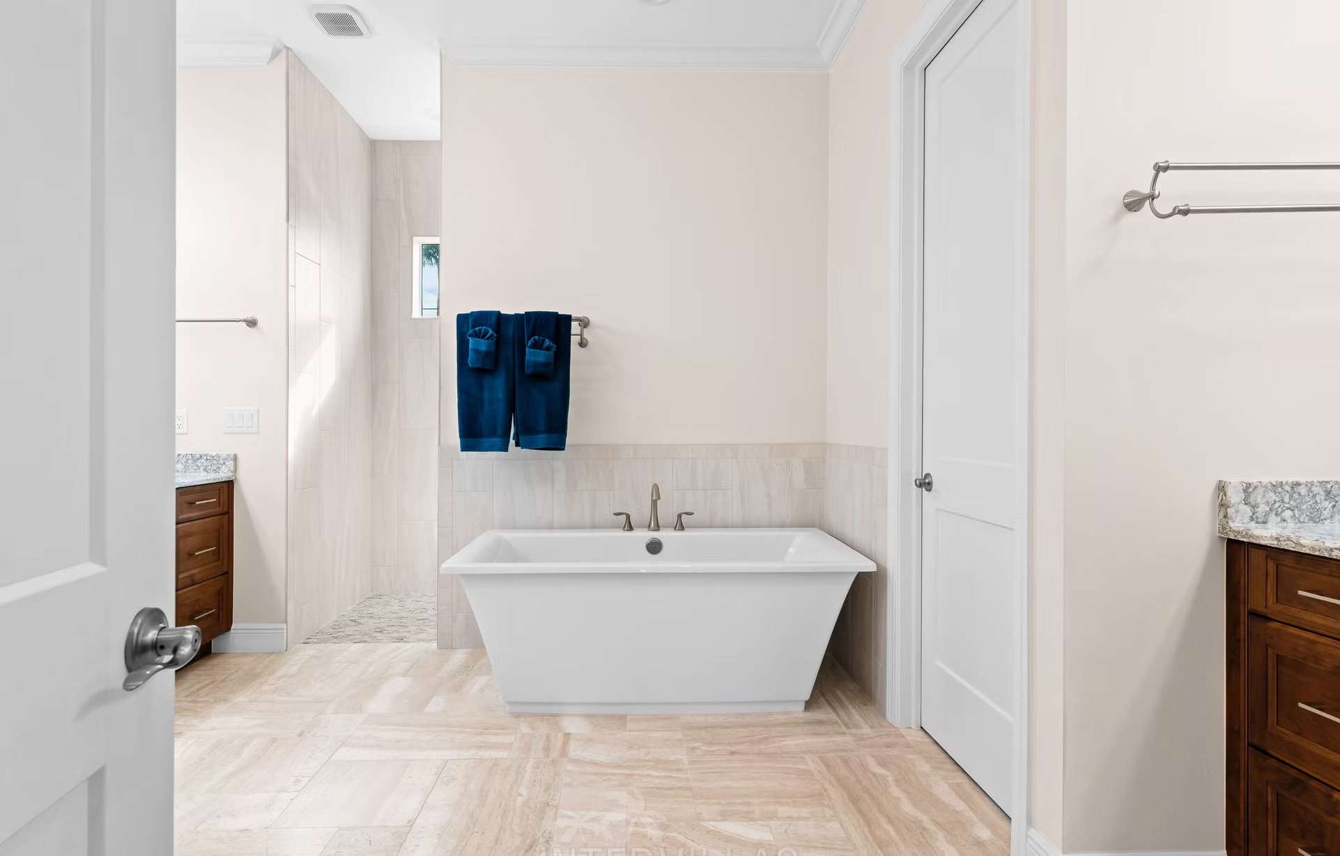 Moderne Villa am Kanal mit Salzwasserpool und Kajak in Cape Coral, Florida.