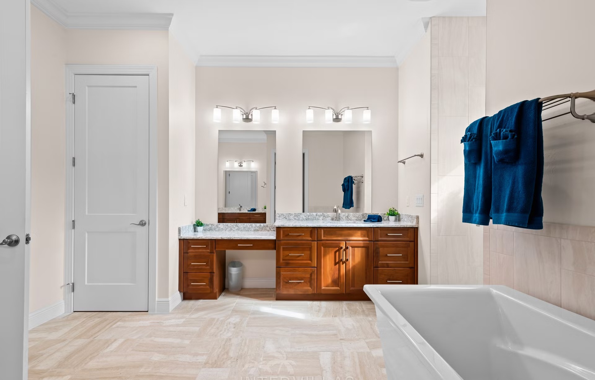 Moderne Villa am Kanal mit Salzwasserpool und Kajak