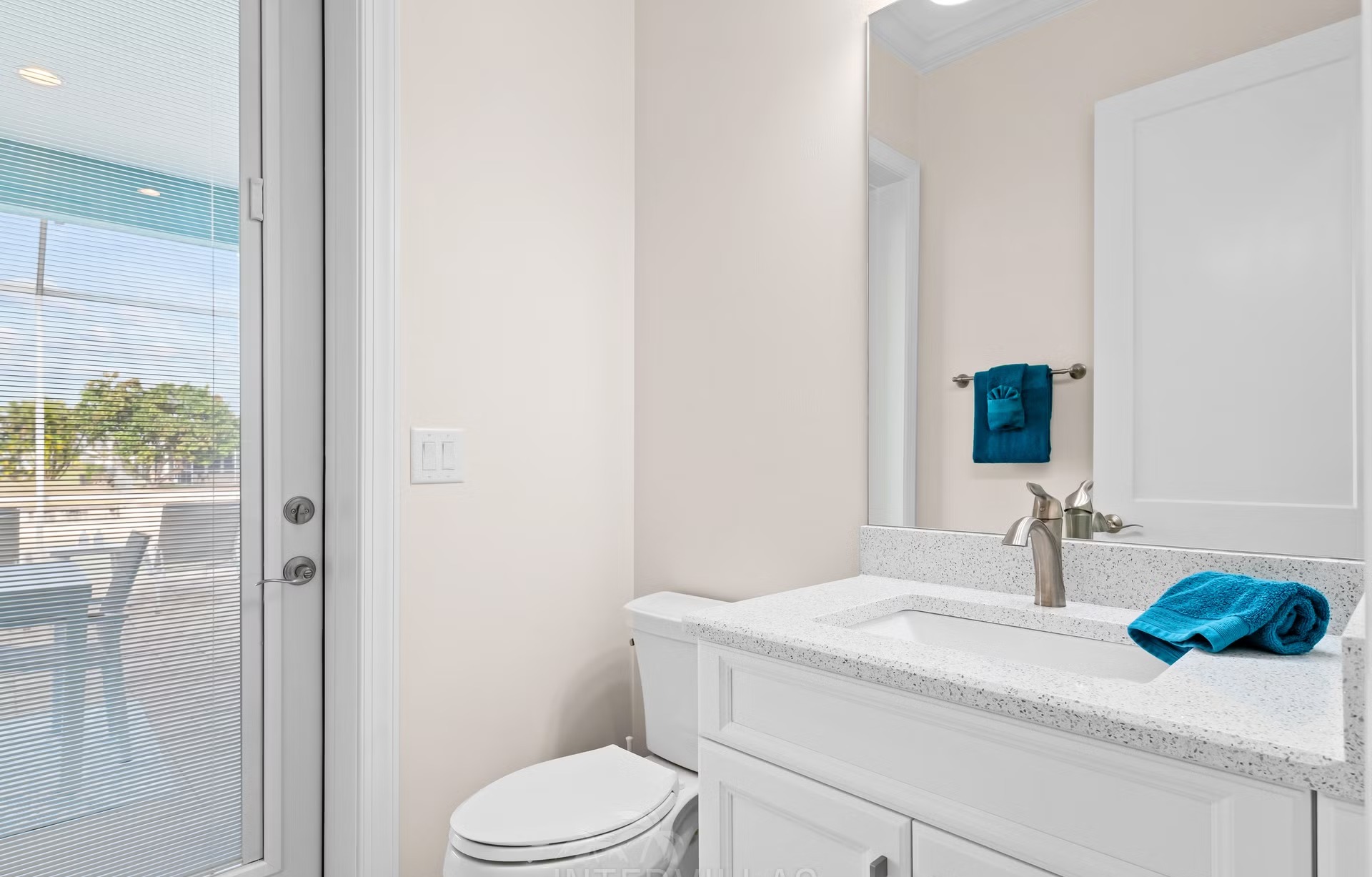 Moderne Villa am Kanal in Cape Coral mit Salzwasserpool und Kajak.