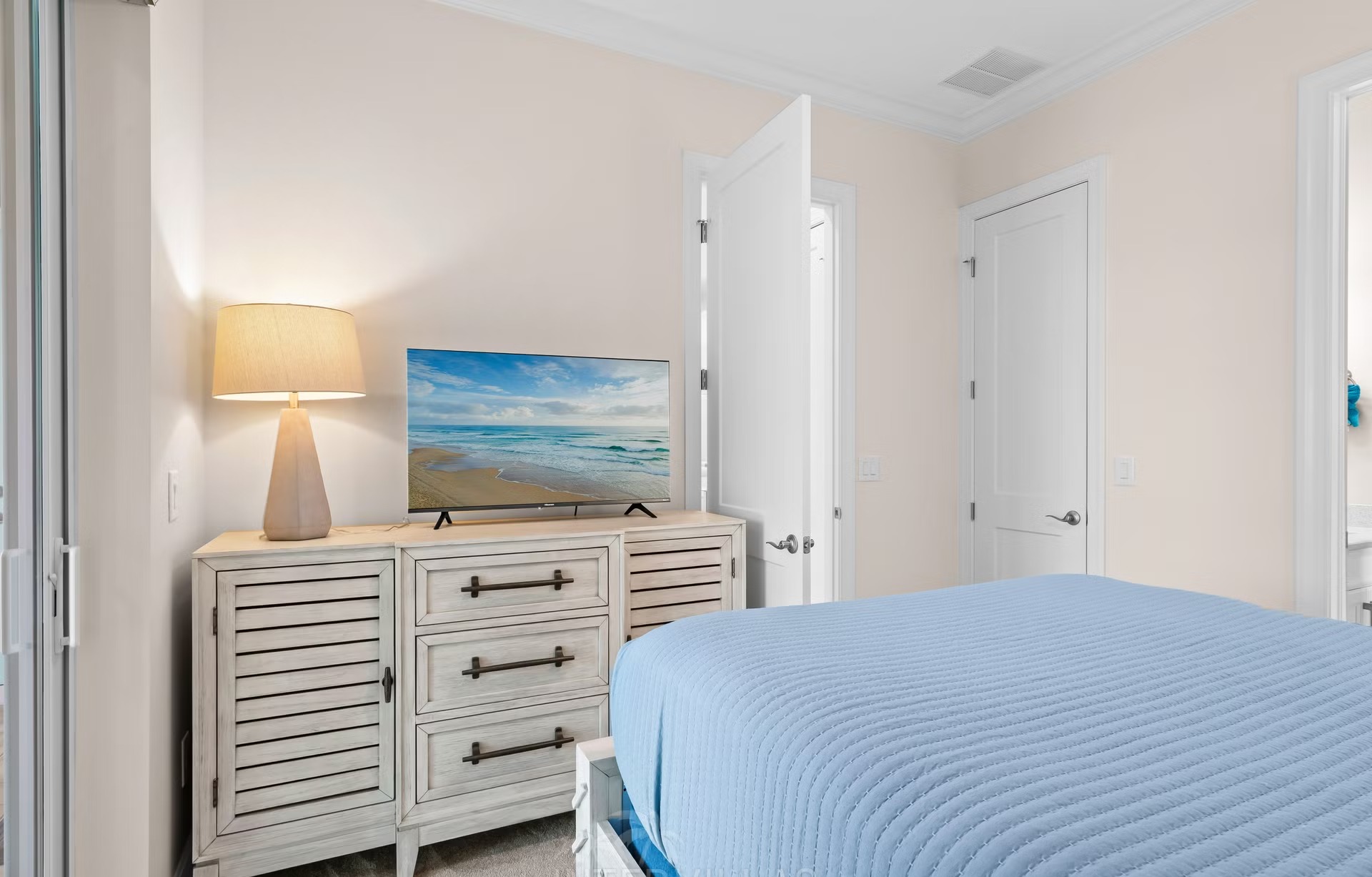 Moderner Salzwasserpool mit Blick auf den Kanal in Cape Coral, Florida.