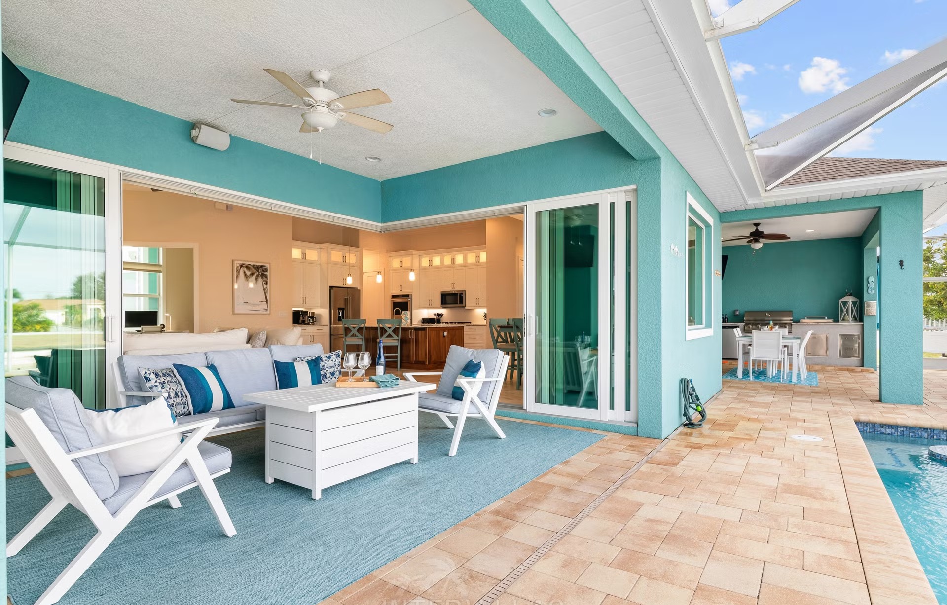 Moderne Villa am Kanal in Cape Coral mit Salzwasserpool und Terrasse.