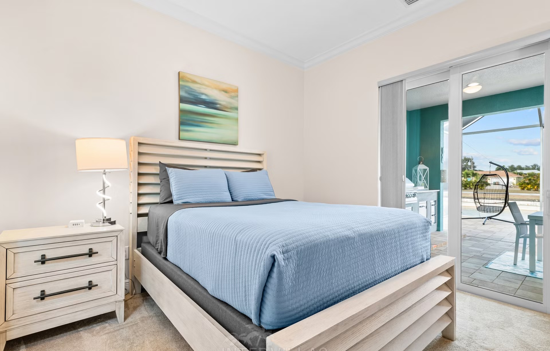 Moderne Villa am Kanal in Cape Coral mit Salzwasserpool und Kajak.