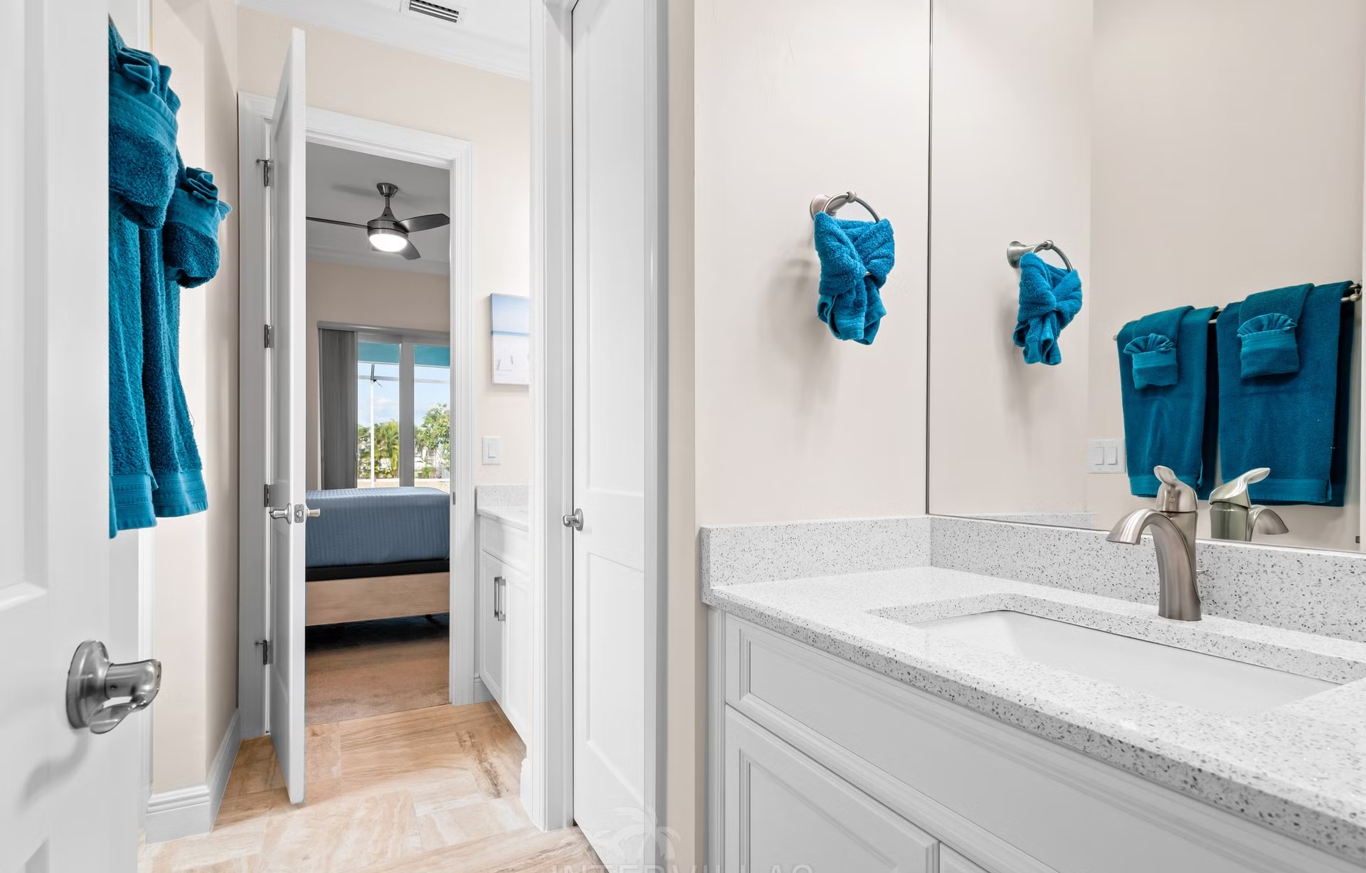 Blick auf den Kanal am Wassergrundstück in Cape Coral, Florida.