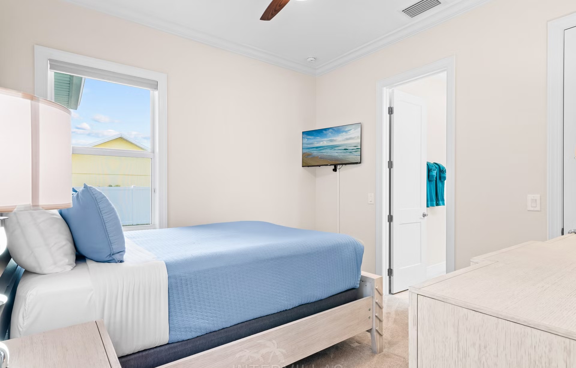 Außenansicht der modernen Villa am Kanal mit Salzwasserpool.