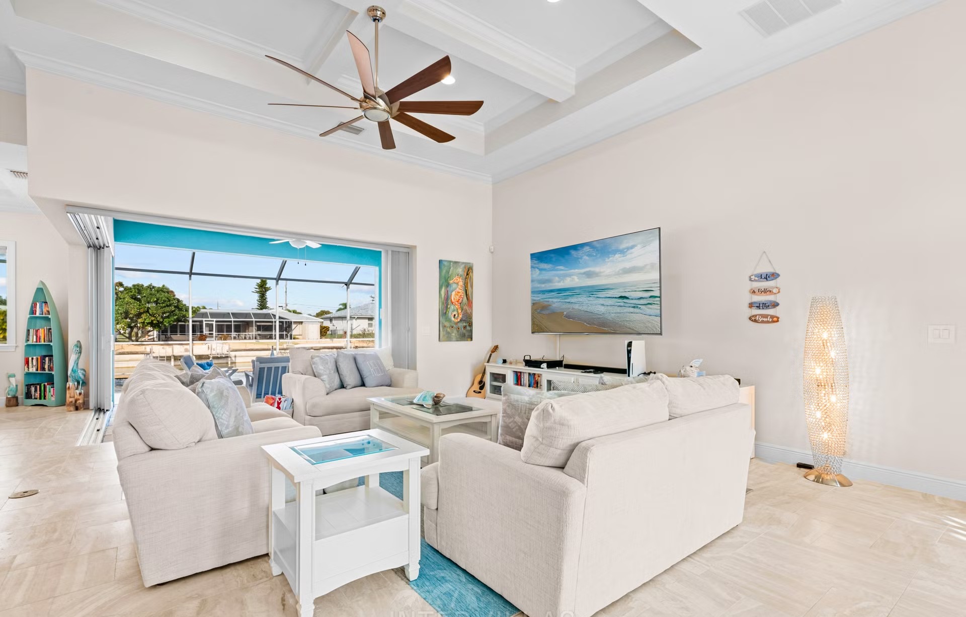 Moderne Villa in Cape Coral mit Salzwasserpool und Blick auf den Kanal.