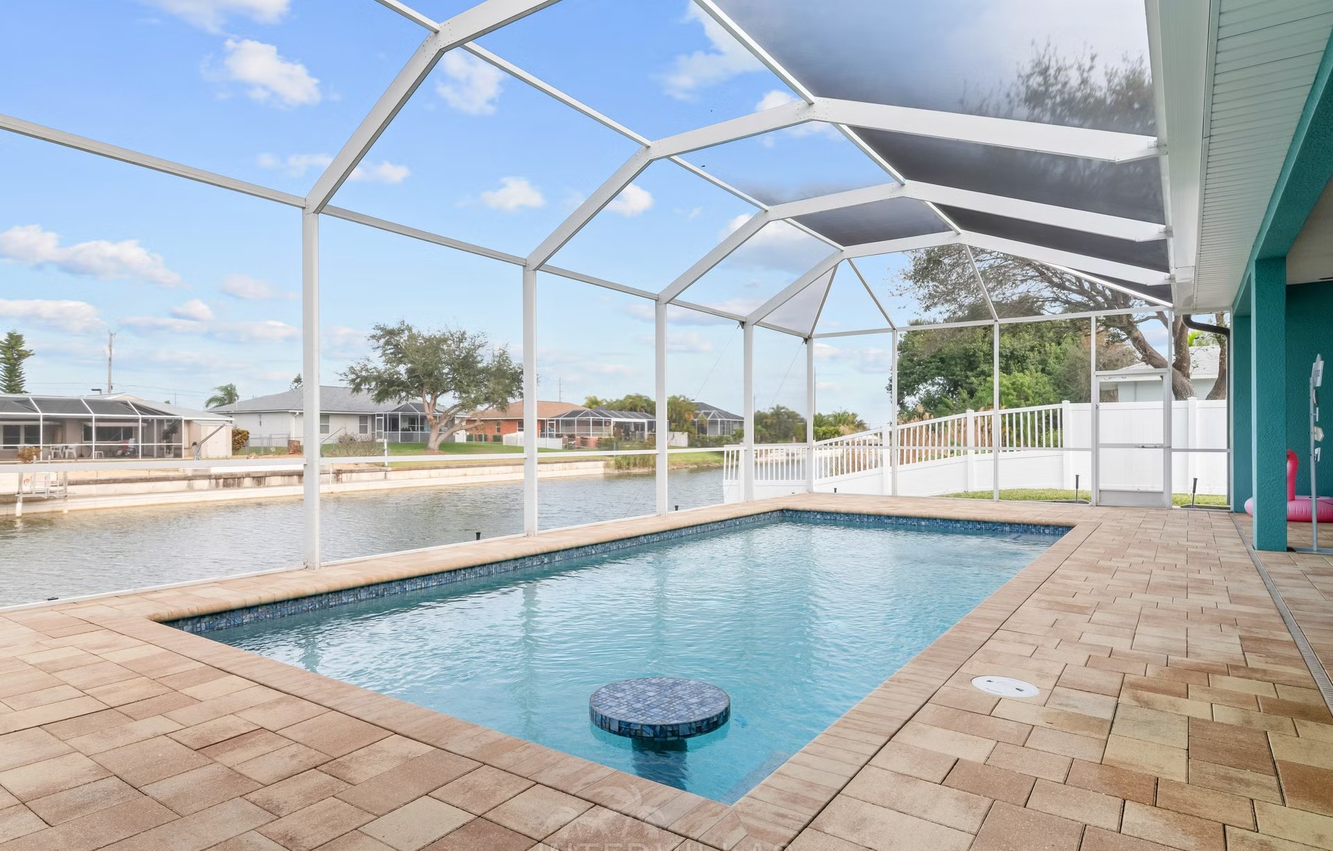Moderne Villa am Kanal in Cape Coral mit Salzwasserpool und Kajak.