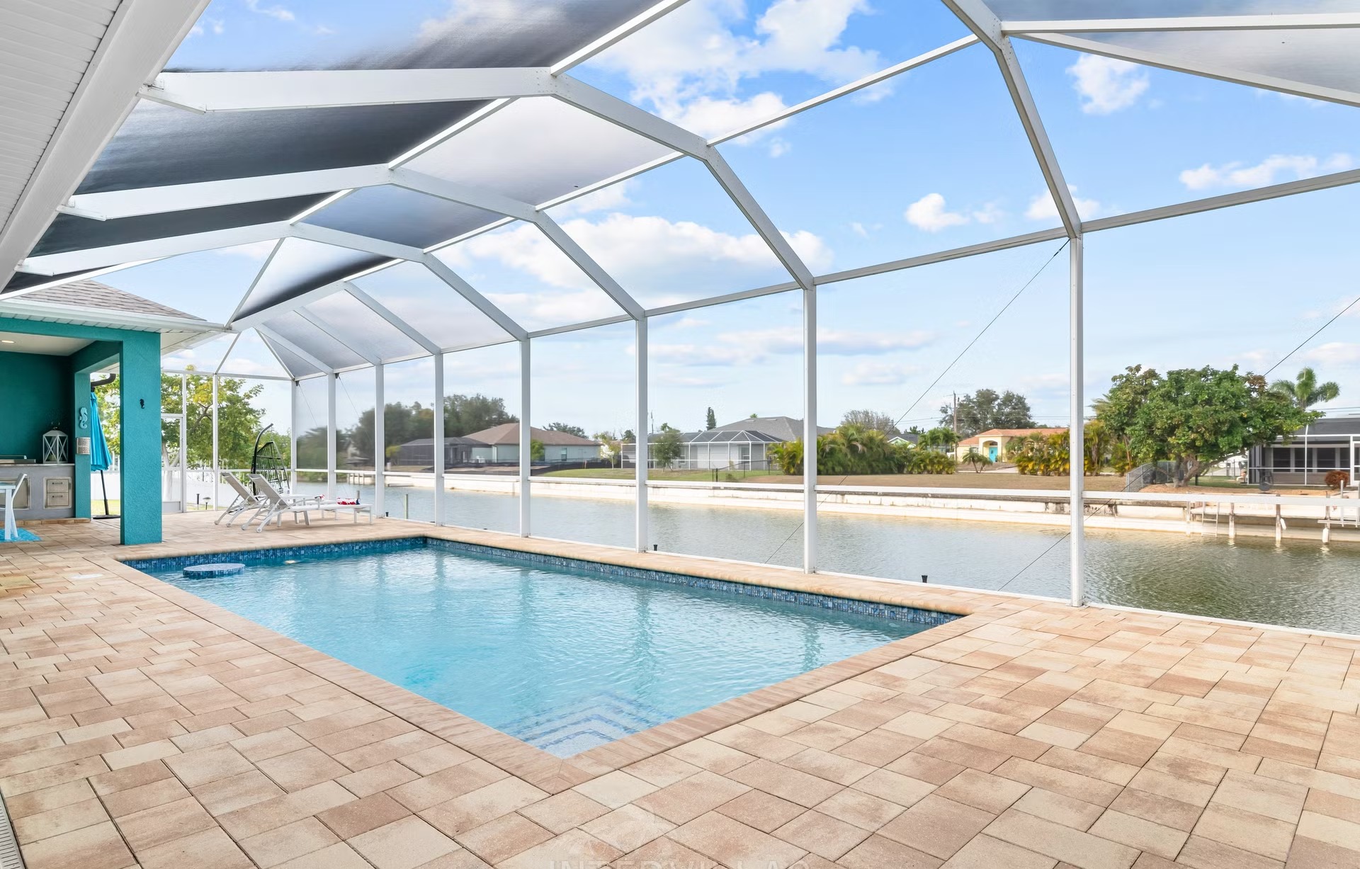 Moderne Villa am Kanal mit Salzwasserpool und Kajak in Cape Coral, Florida.