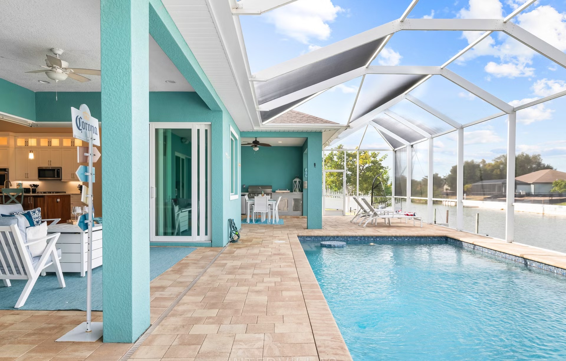 Moderner Wohnbereich mit offener Küche und großen Fensterfronten.