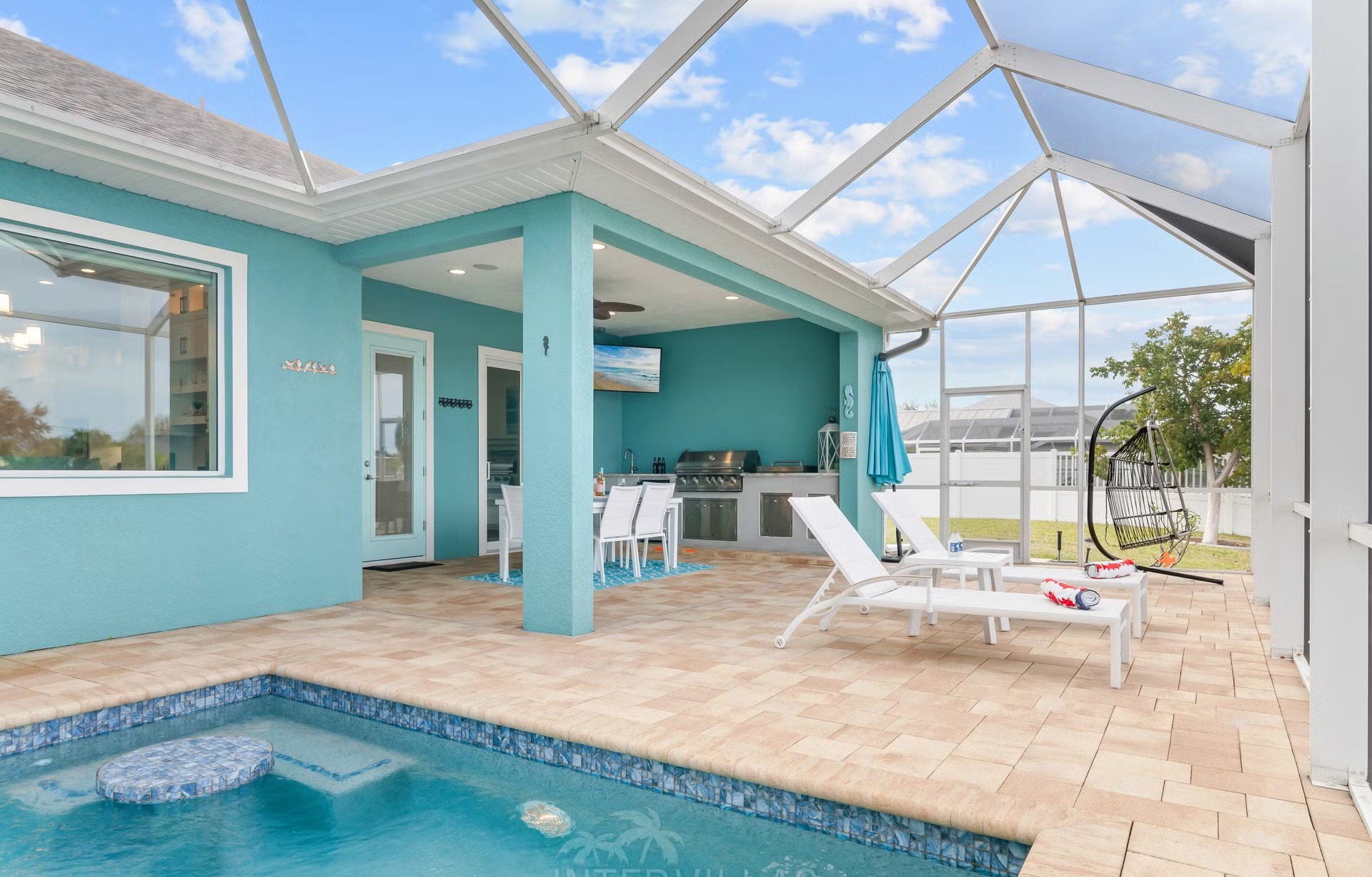 Moderne Villa am Kanal mit Salzwasserpool und Kajak in Cape Coral, Florida.