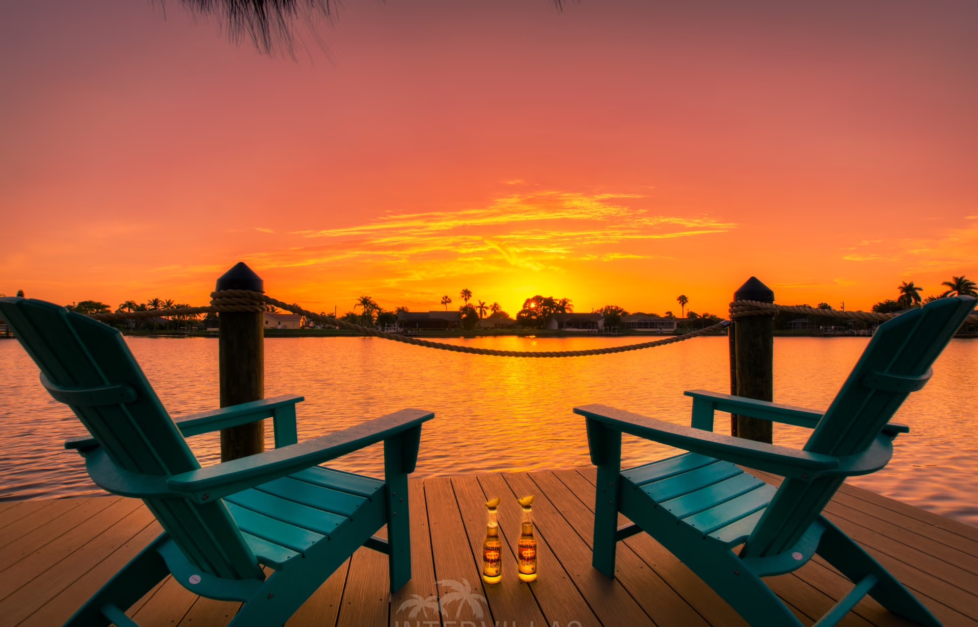 Moderne Villa am Wasser mit Salzwasserpool, Spa und Dock.