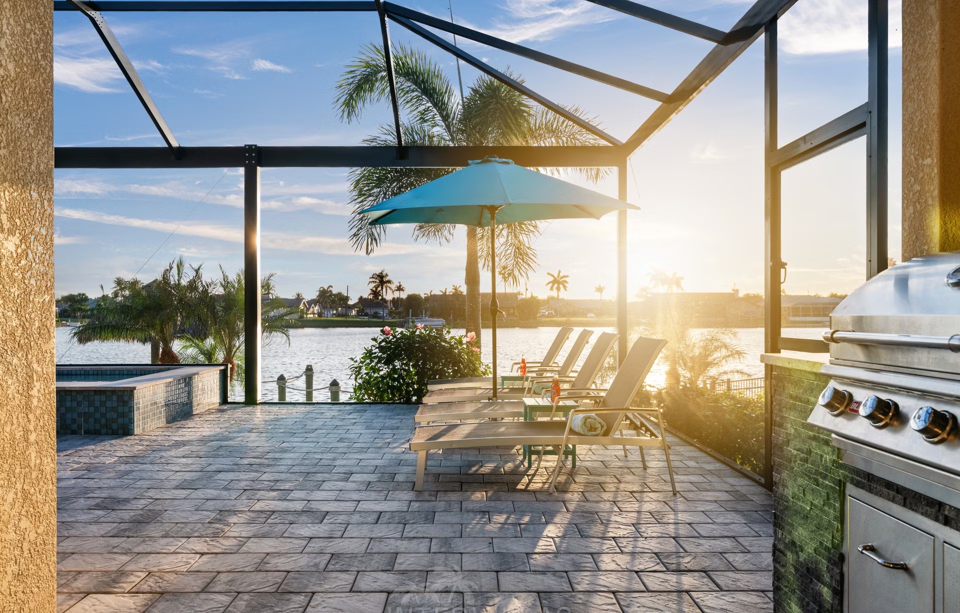 Salzwasserpool mit Spa und Blick auf den Kanal bei Sonnenuntergang.