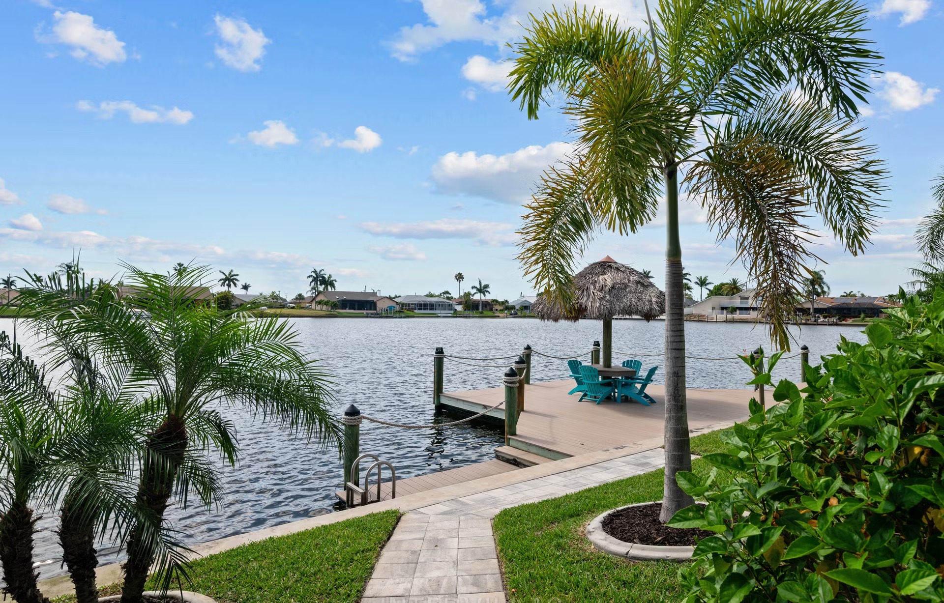 Salzwasserpool mit Spa und Liegen am Wasserblick.