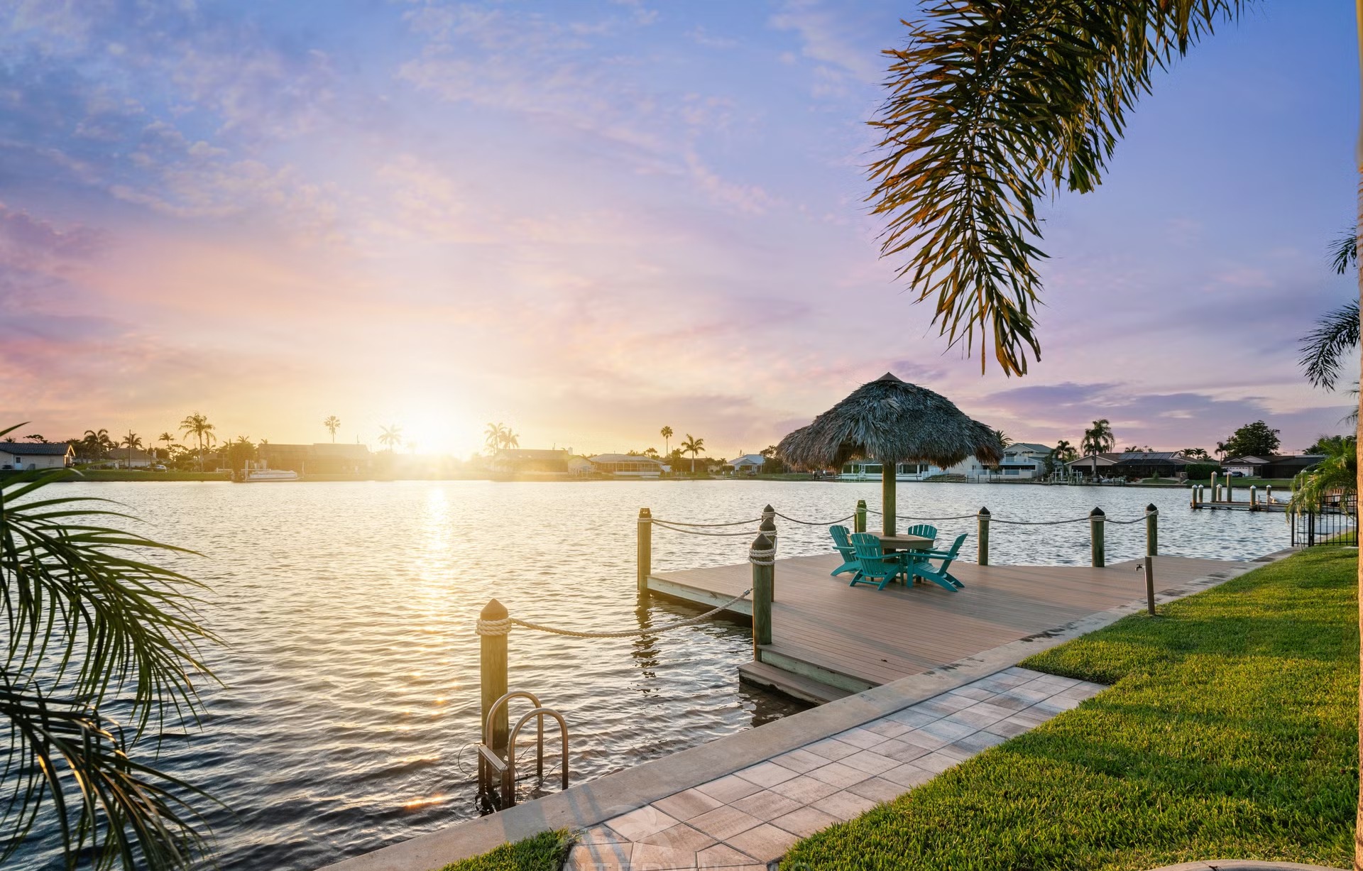 Salzwasserpool mit Spa und Blick auf den Kanal bei Sonnenuntergang.