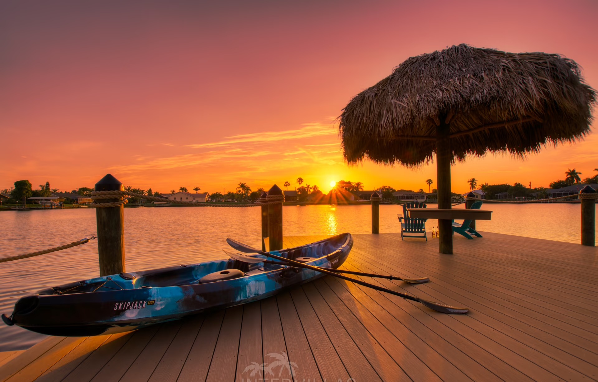 Salzwasserpool mit Spa/Jacuzzi und Blick auf den Kanal bei Sonnenuntergang.