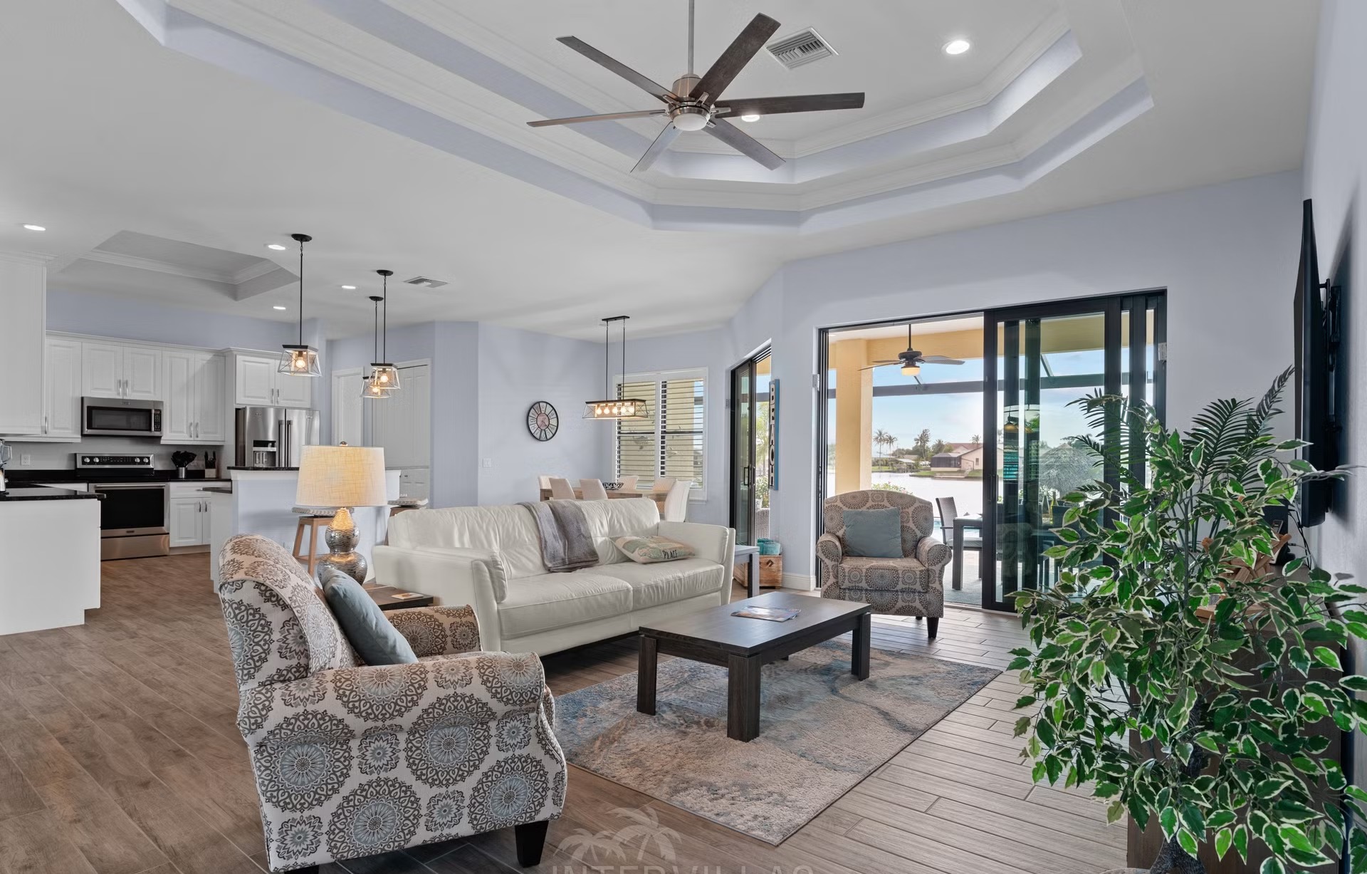 Salzwasserpool mit Spa/Jacuzzi und Blick auf den Kanal (Westausrichtung).