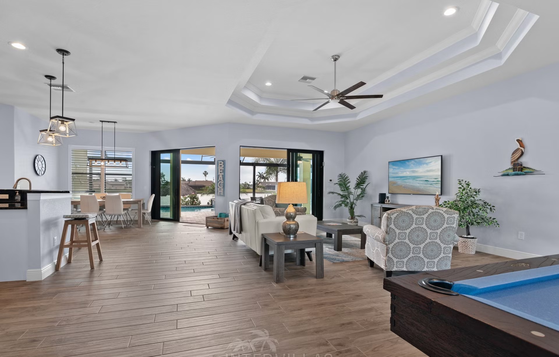 Salzwasserpool mit separatem Spa am Wasser, westliche Ausrichtung für Sonnenuntergänge.