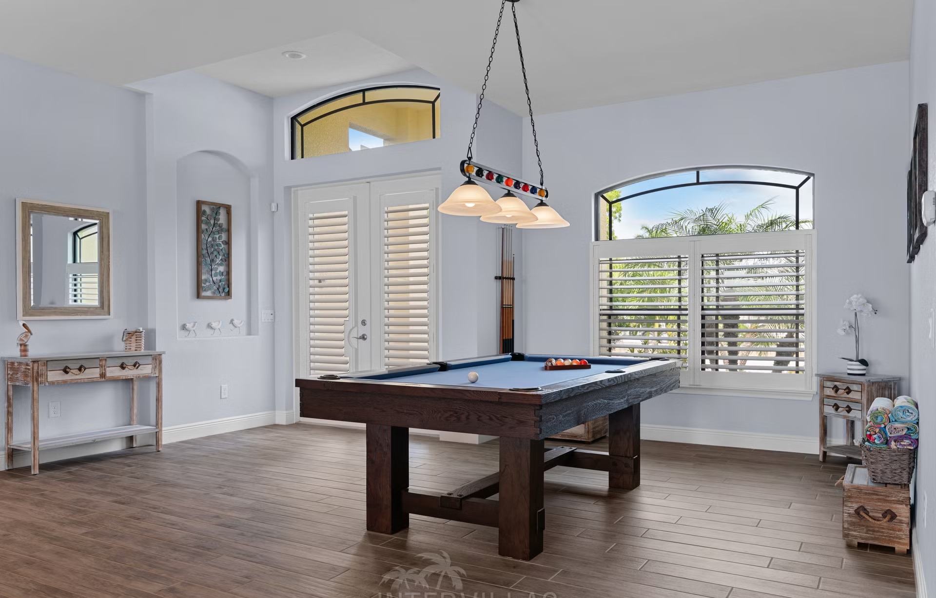 Salzwasserpool mit Spa und Liegen am Wasserkanal (Westausrichtung).