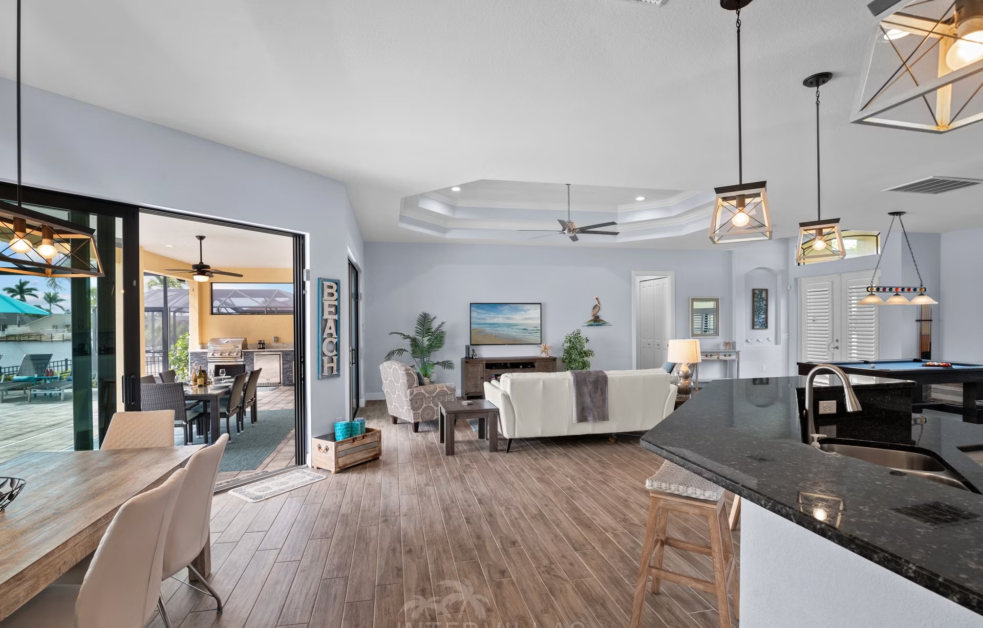 Salzwasserpool mit Spa und Blick auf den Kanal (Westausrichtung)