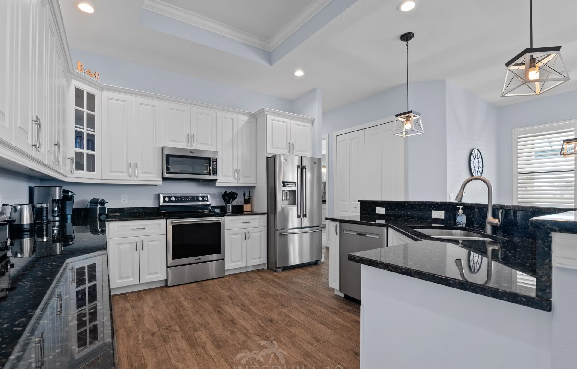 Salzwasserpool mit Spa und Blick auf den Kanal bei Sonnenuntergang.