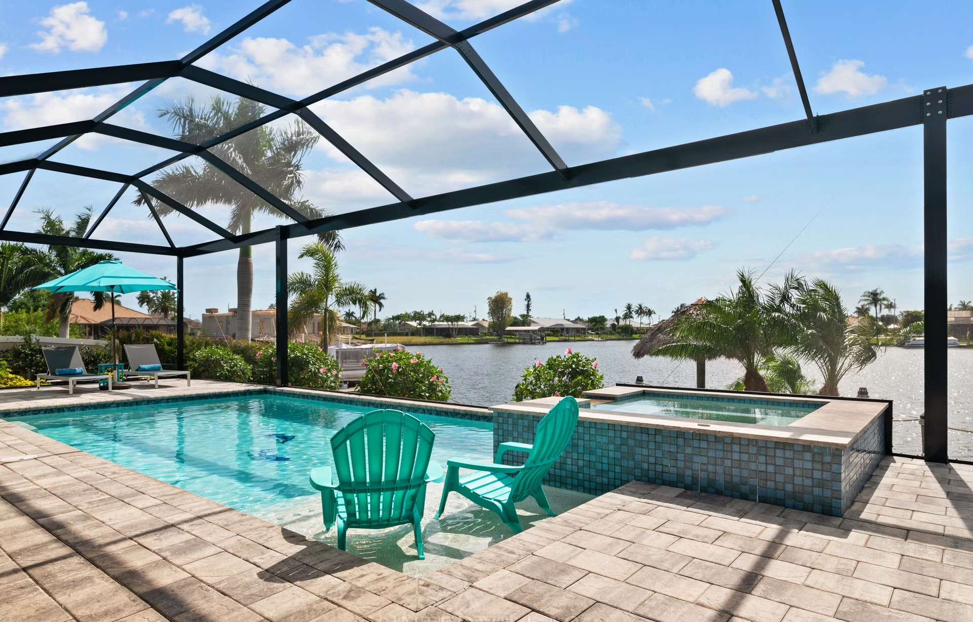 Moderner Salzwasserpool mit Spa und Blick aufs Wasser