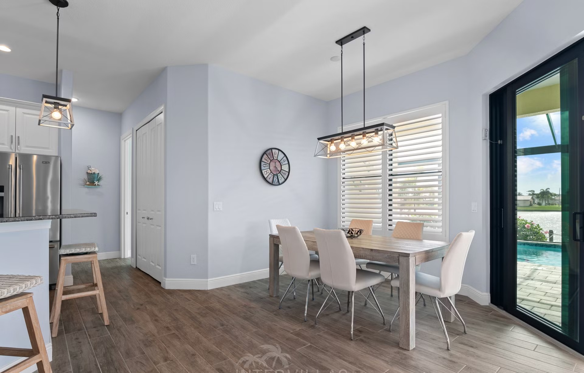 Salzwasserpool mit Spa/Jacuzzi und Blick auf den Kanal bei Sonnenuntergang.