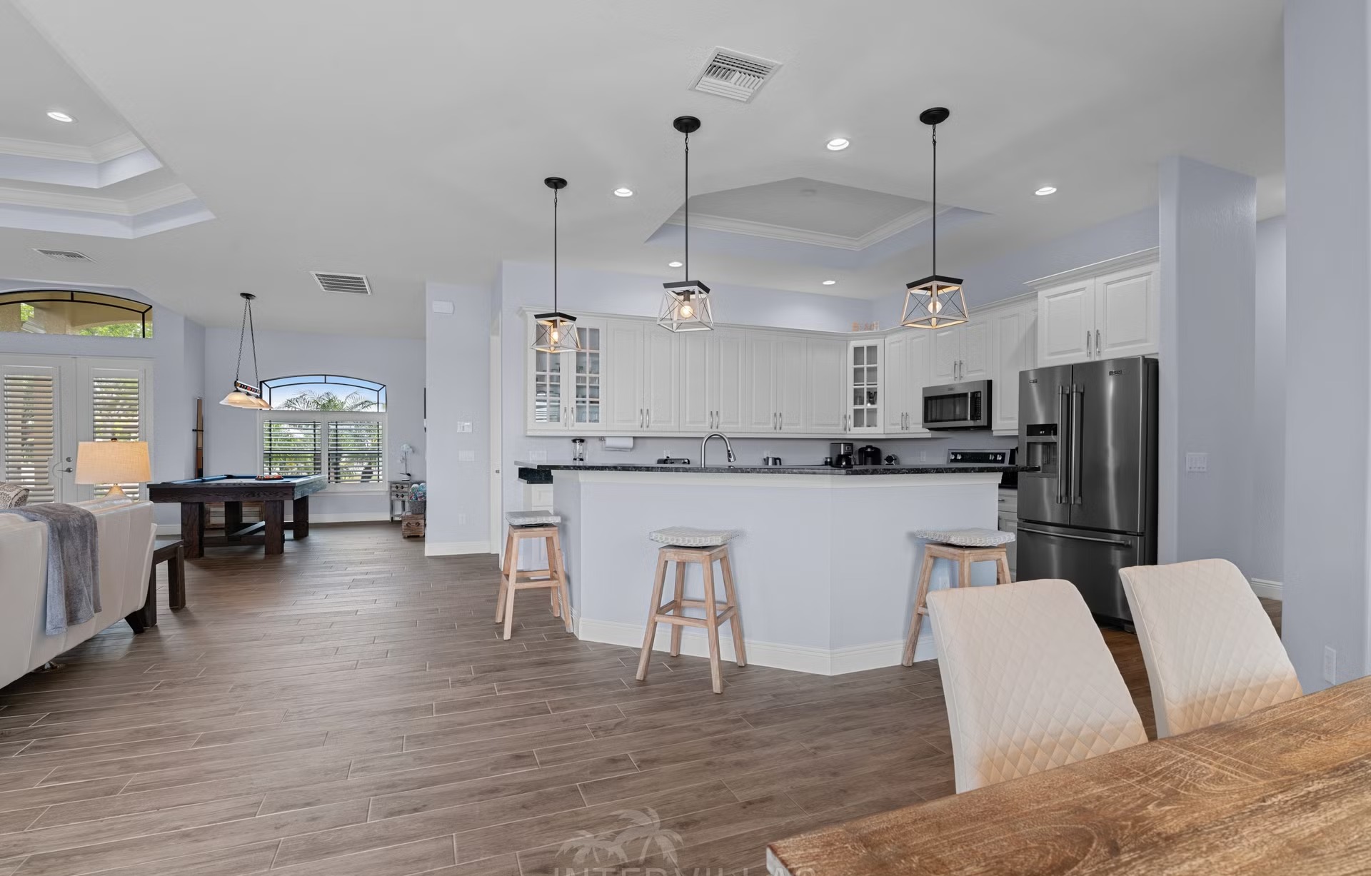 Salzwasserpool mit Spa und Blick auf den Kanal bei Sonnenuntergang.