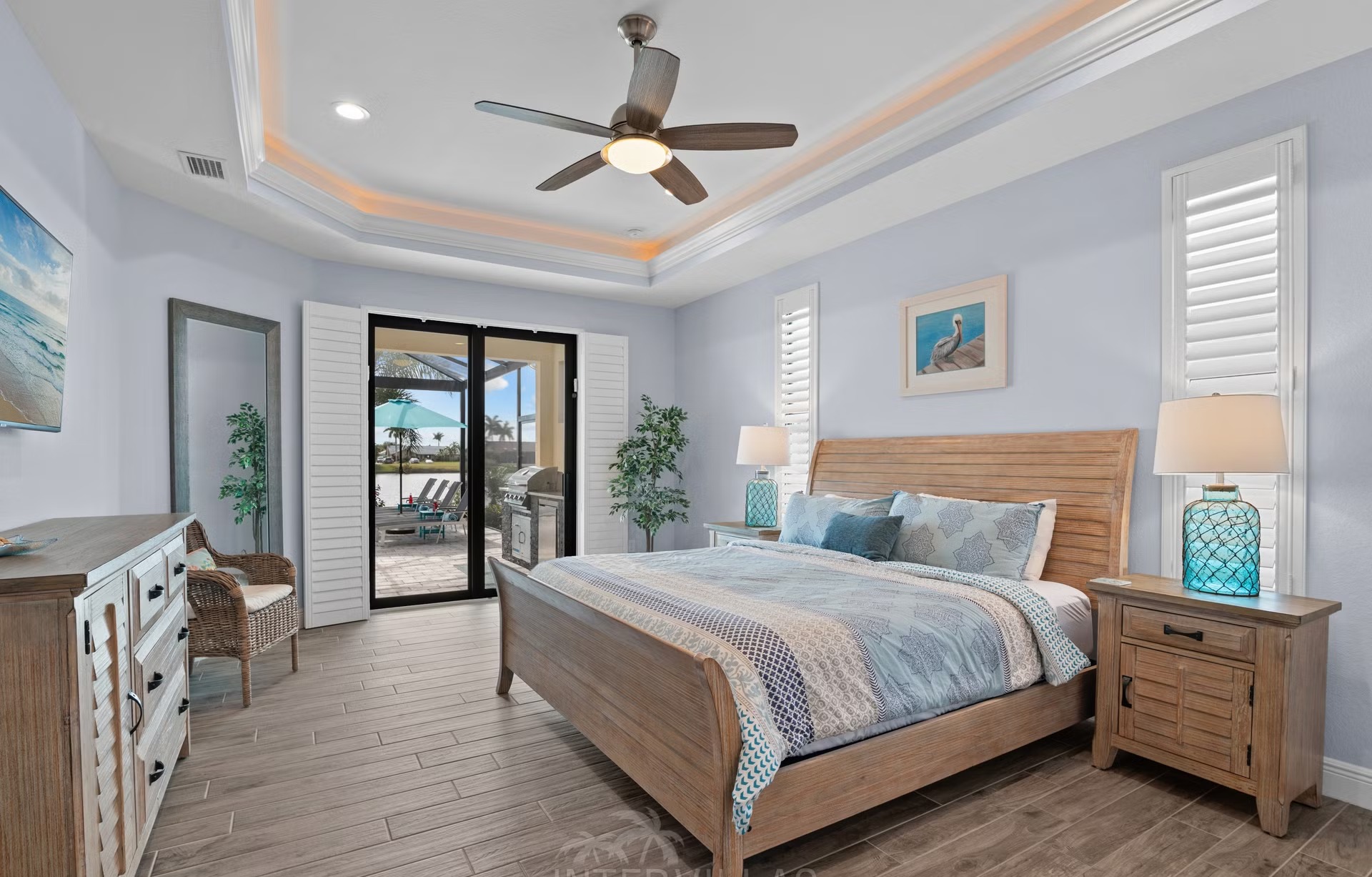 Salzwasserpool mit Spa und Blick auf den Kanal (Westausrichtung).