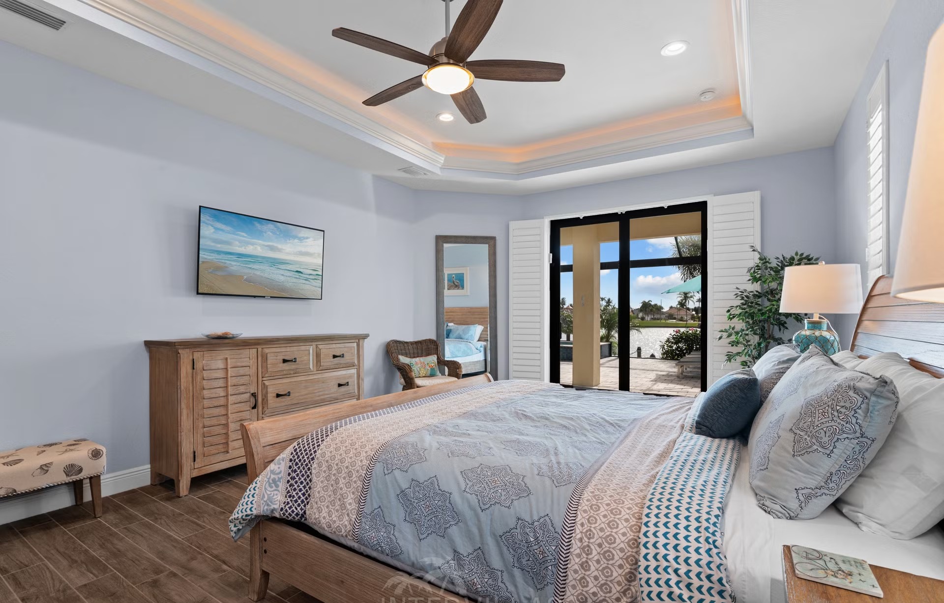 Salzwasserpool mit Spa/Jacuzzi und Wasserblick am Kanal