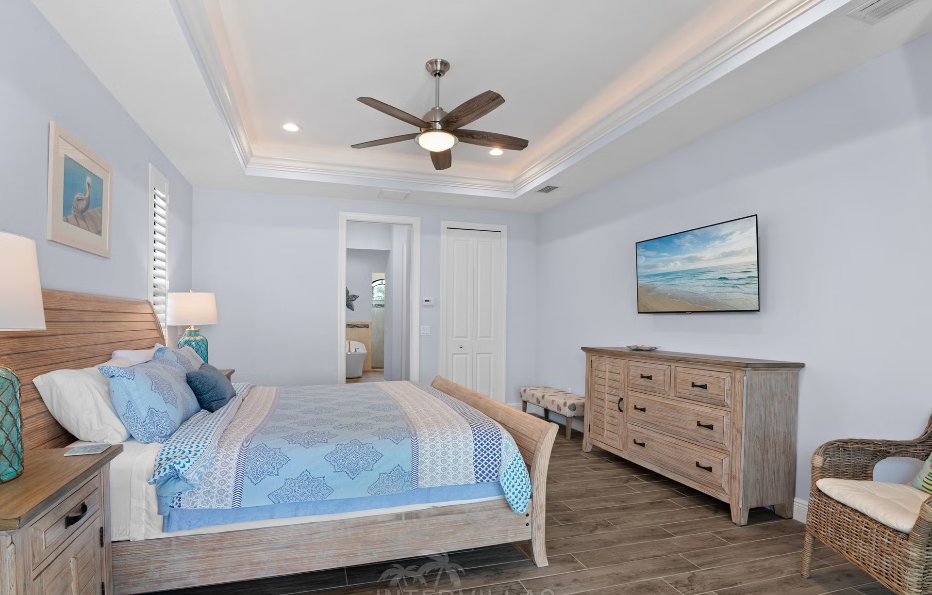 Salzwasserpool mit Spa und Blick auf den Kanal bei westlicher Ausrichtung.