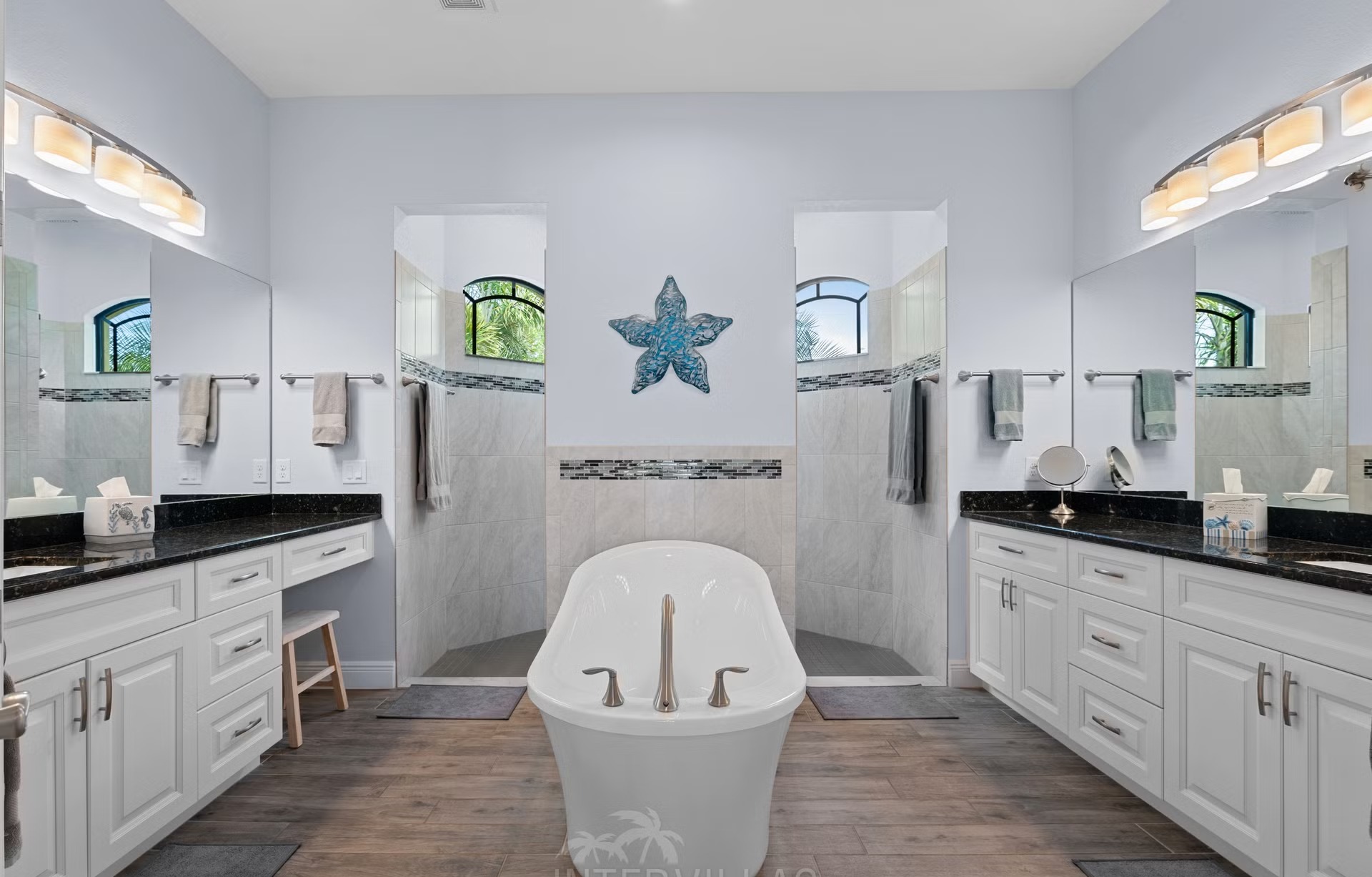 Salzwasserpool mit Spa/Jacuzzi und Blick auf den Kanal bei Sonnenuntergang.