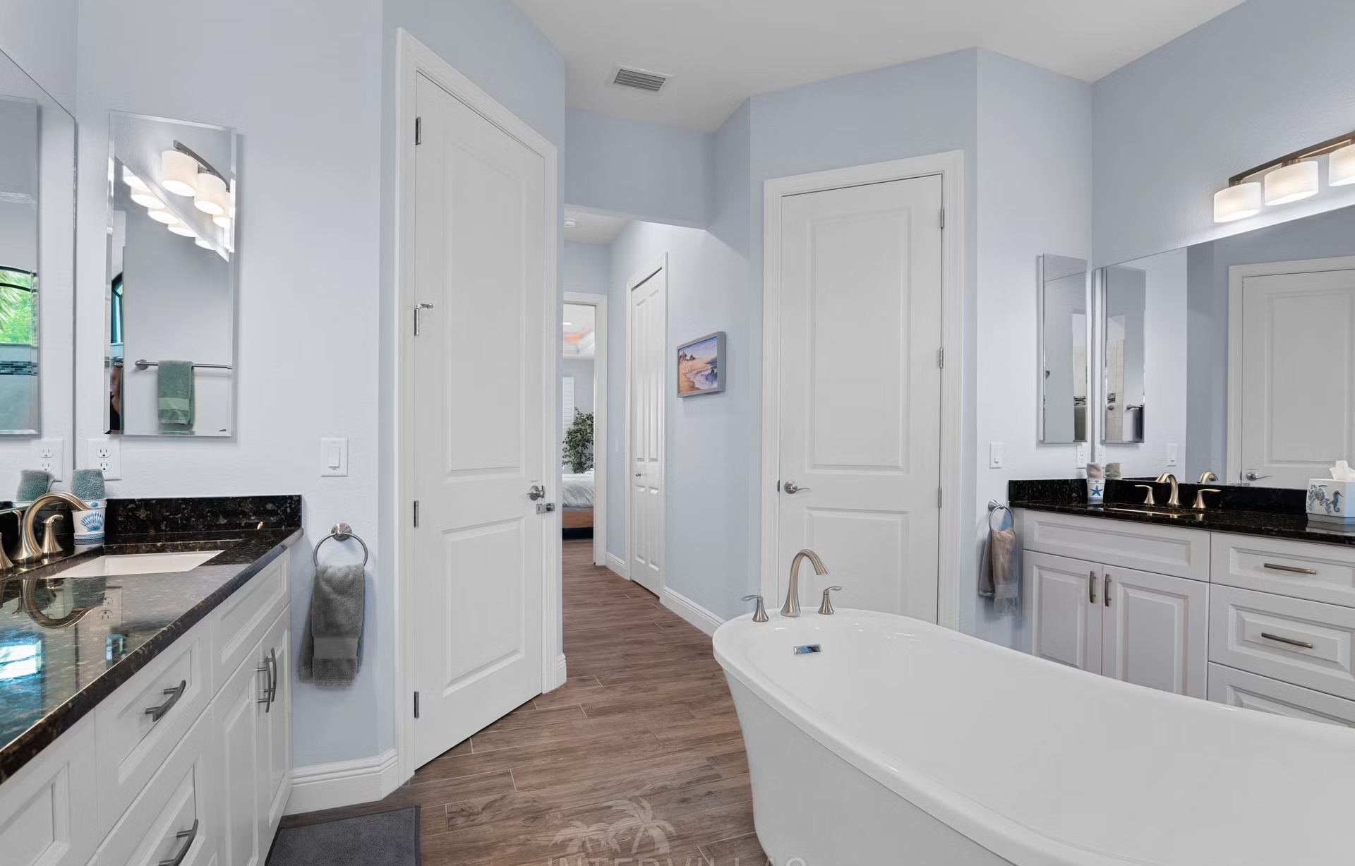 Salzwasserpool mit Spa/Jacuzzi am Wasser, westlich ausgerichtet für Sonnenuntergänge.