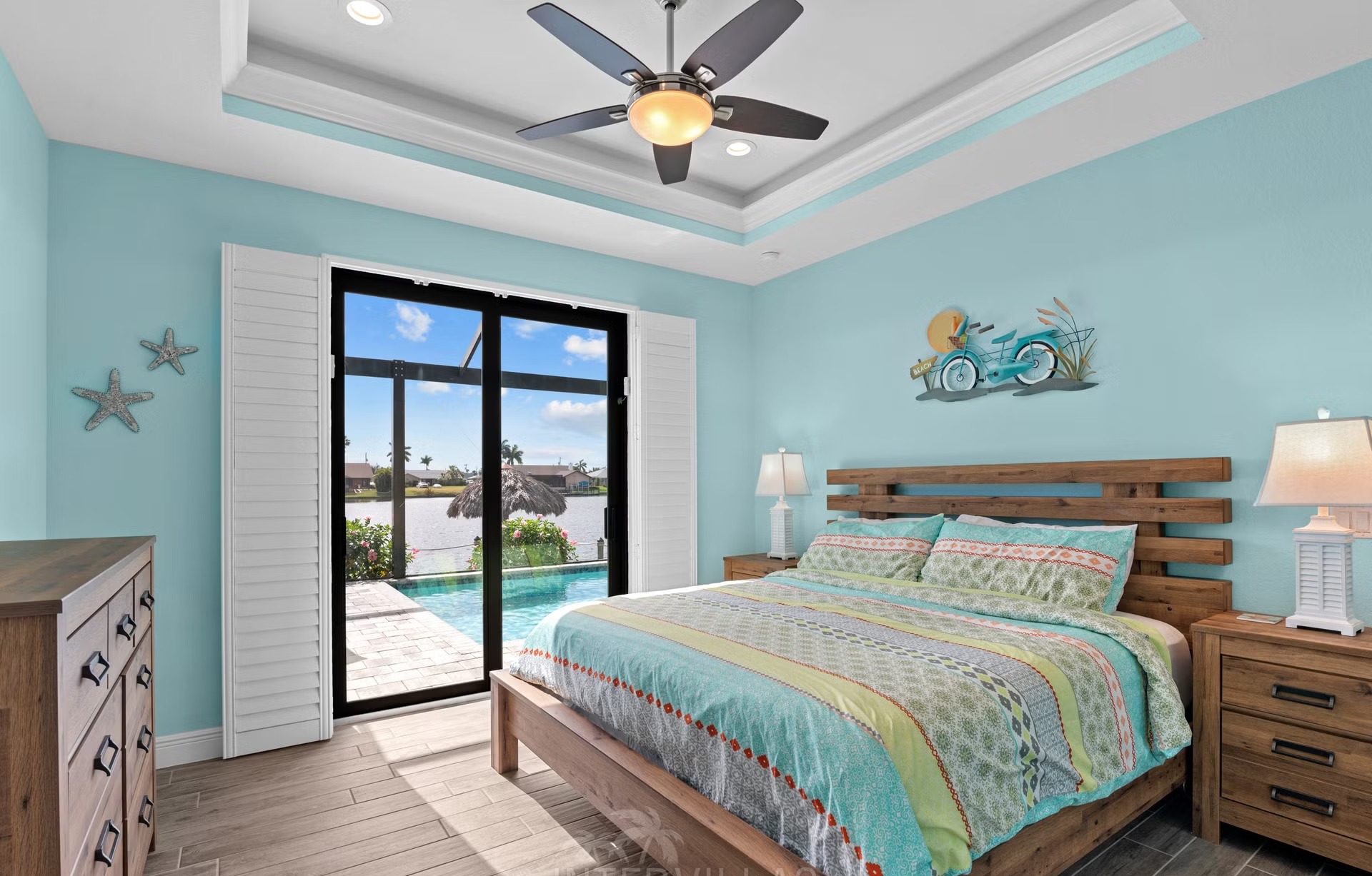 Salzwasserpool mit Spa/Jacuzzi am Wasser, westlich ausgerichtet.