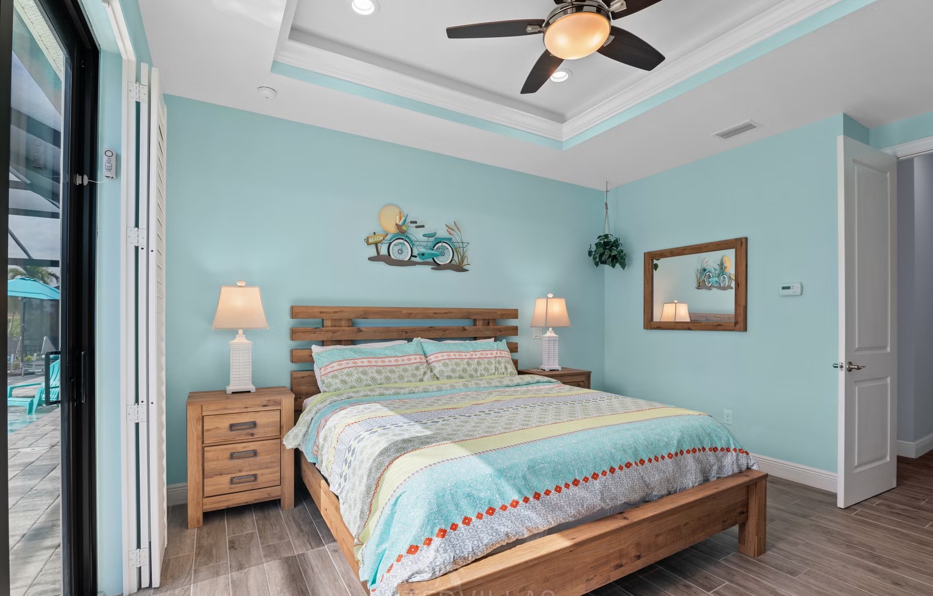 Salzwasserpool mit Spa/Jacuzzi und Blick auf den Kanal bei Sonnenuntergang.