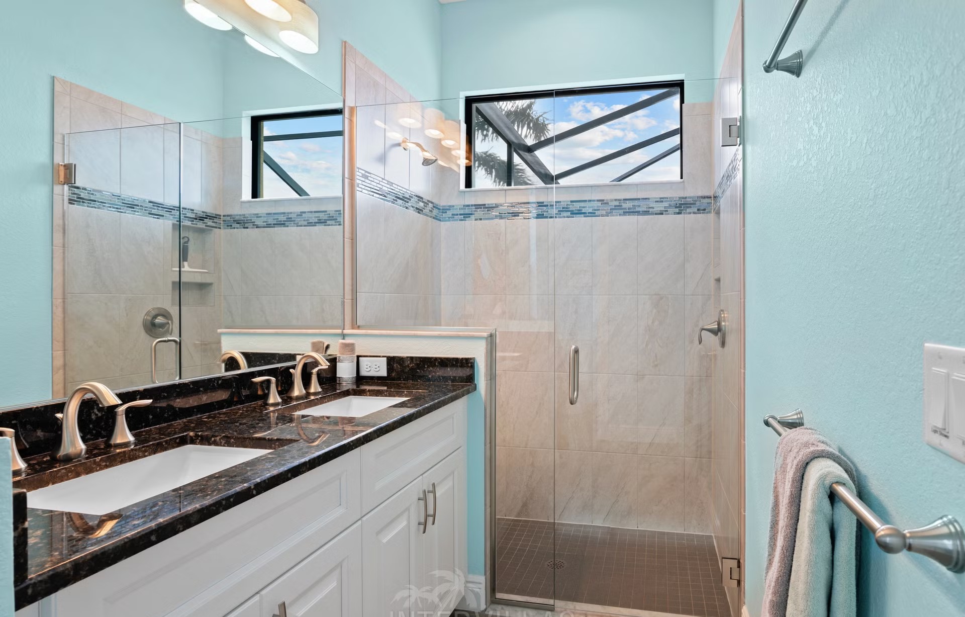 Salzwasserpool mit separatem Spa am Wasser, westliche Ausrichtung für Sonnenuntergänge.