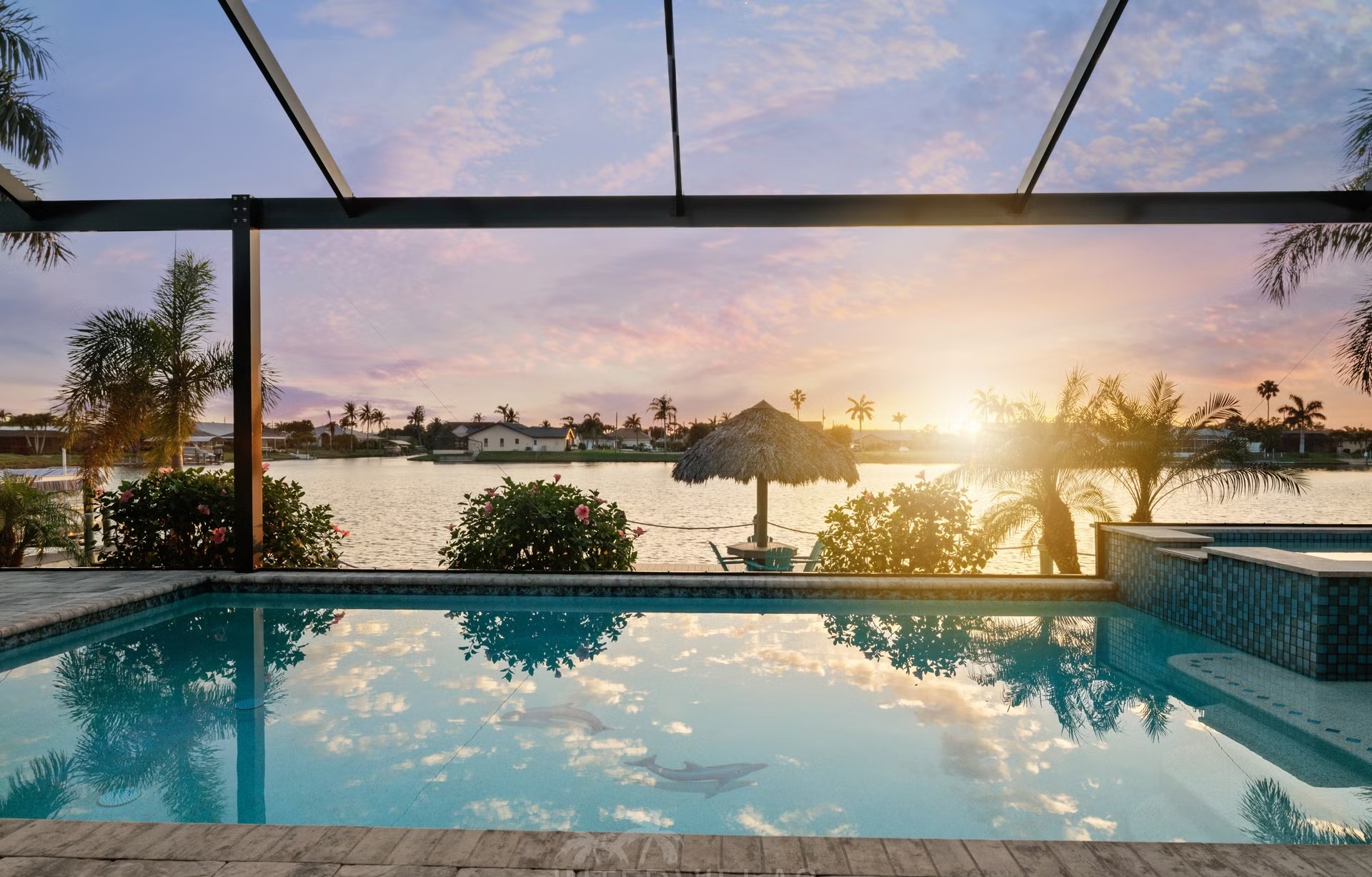 Moderner Salzwasserpool mit Spa/Jacuzzi am Wasser, westliche Ausrichtung für Sonnenuntergänge.