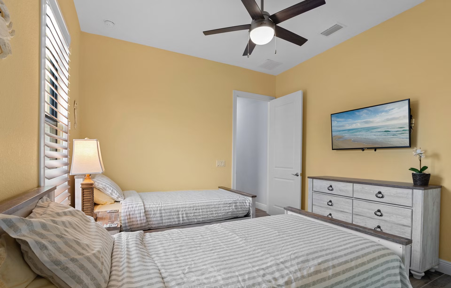 Salzwasserpool mit Spa und Blick auf den Kanal bei Sonnenuntergang.