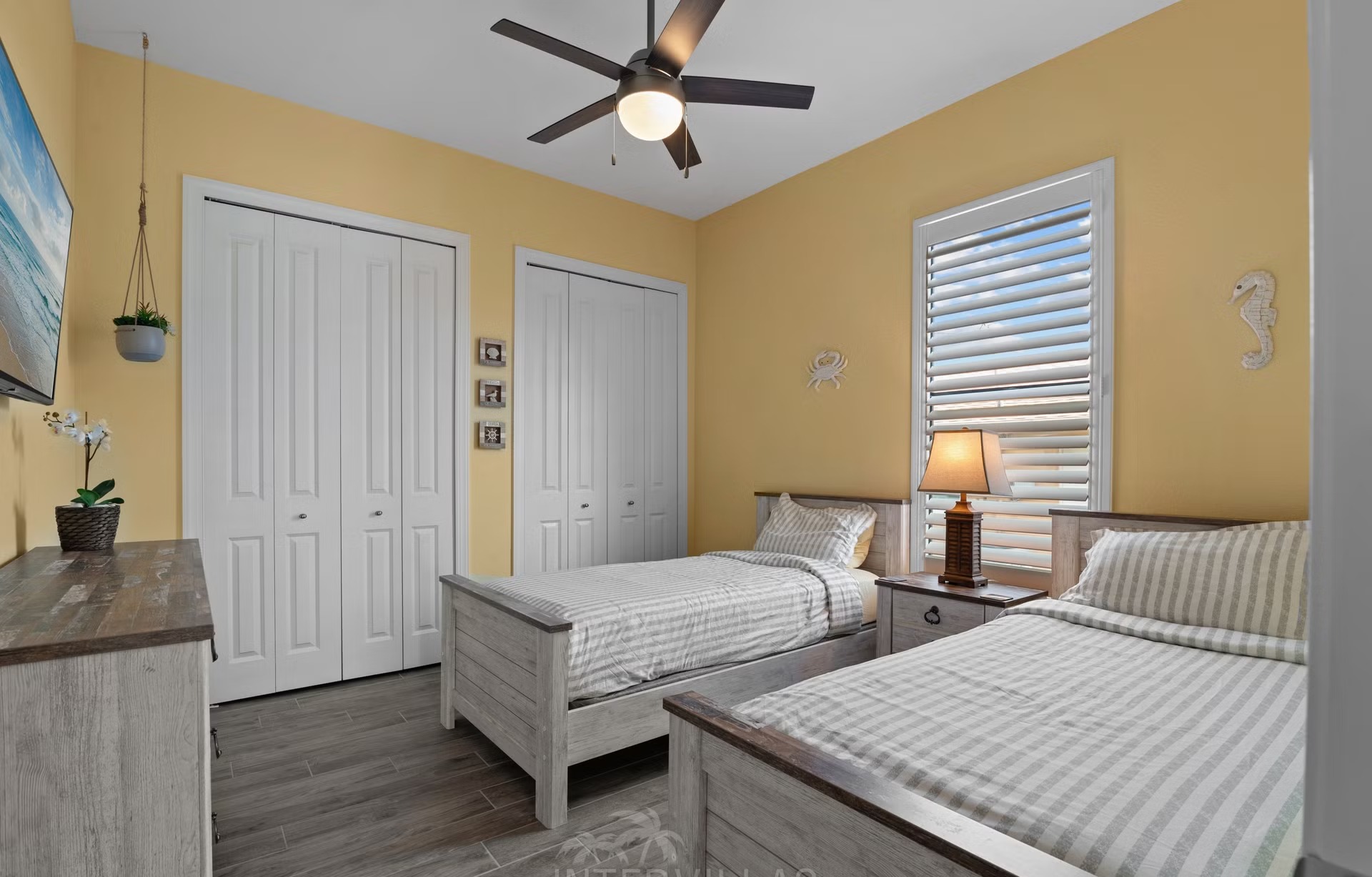 Salzwasserpool mit Spa/Jacuzzi und Blick auf den Kanal bei Sonnenuntergang.