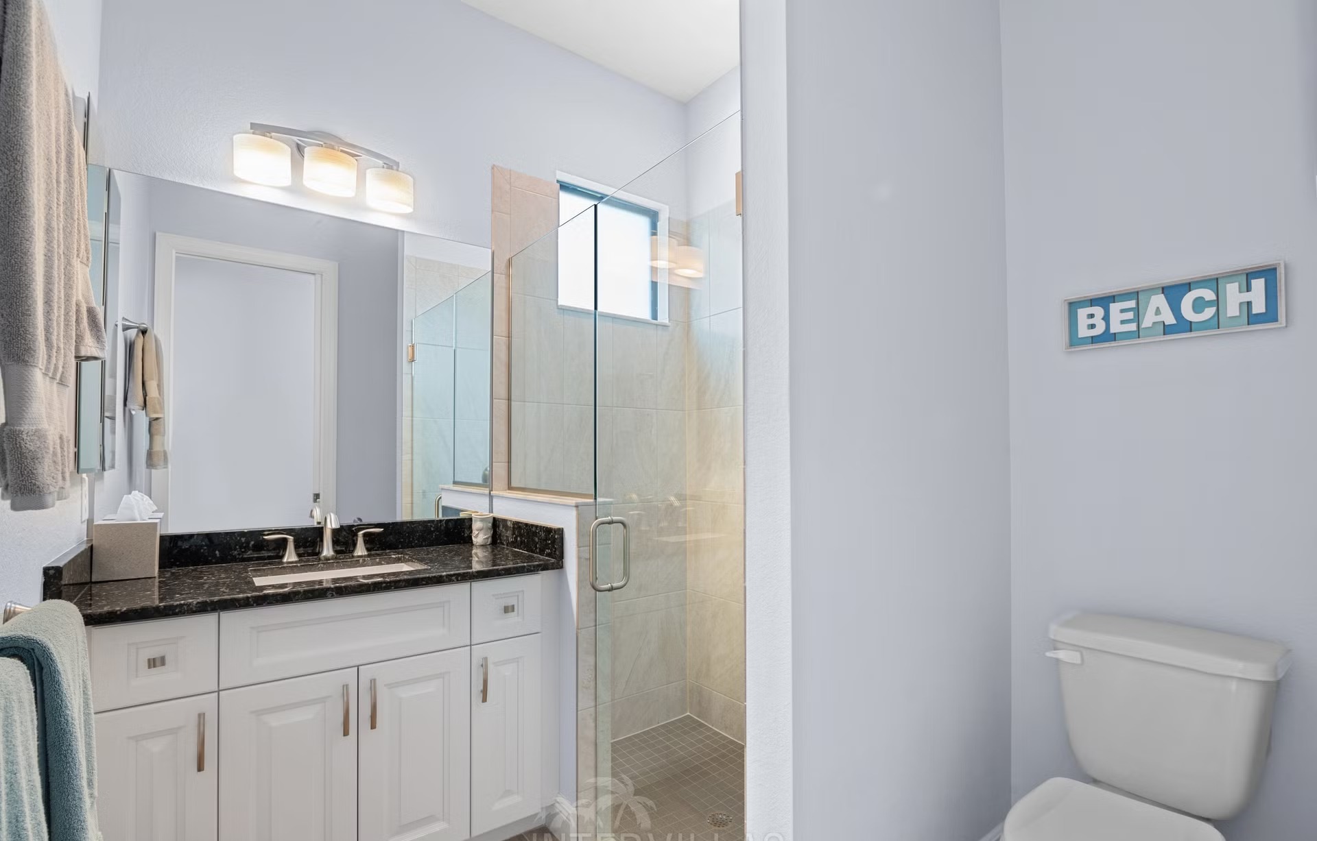 Salzwasserpool mit Spa/Jacuzzi am Wasser, westlich ausgerichtet.