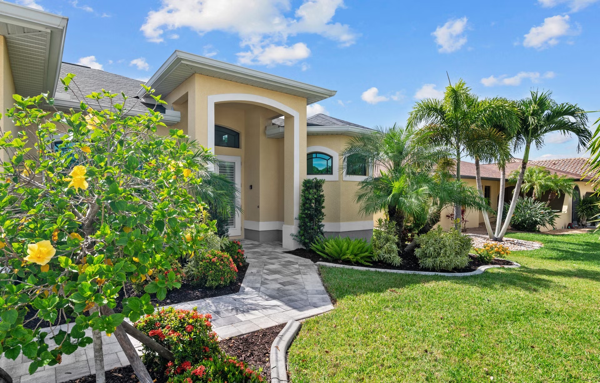 Salzwasserpool mit Spa und Blick auf den Kanal (Westausrichtung)