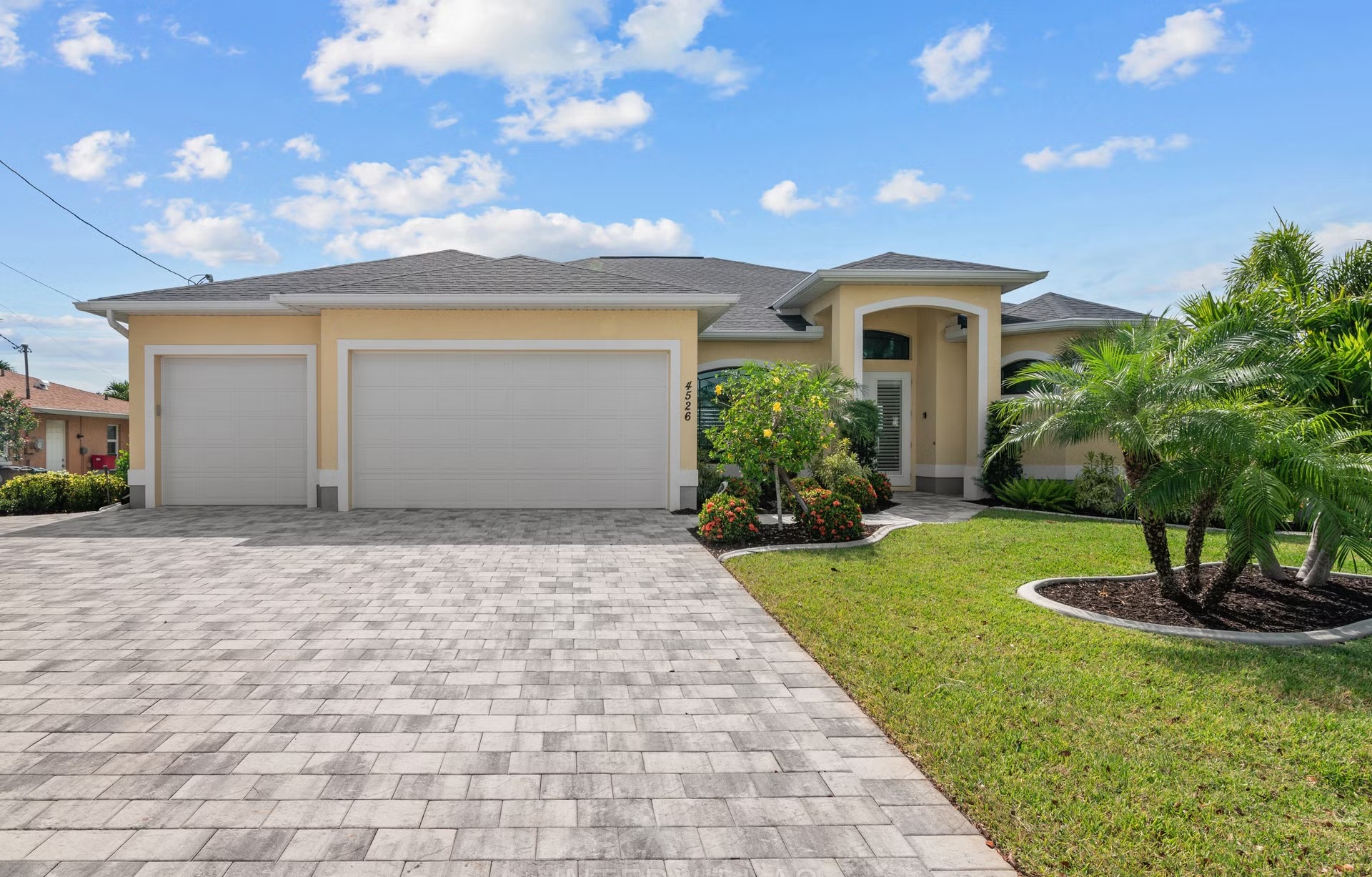 Großer Salzwasserpool mit separatem Spa/Jacuzzi am Wasser, westliche Ausrichtung.