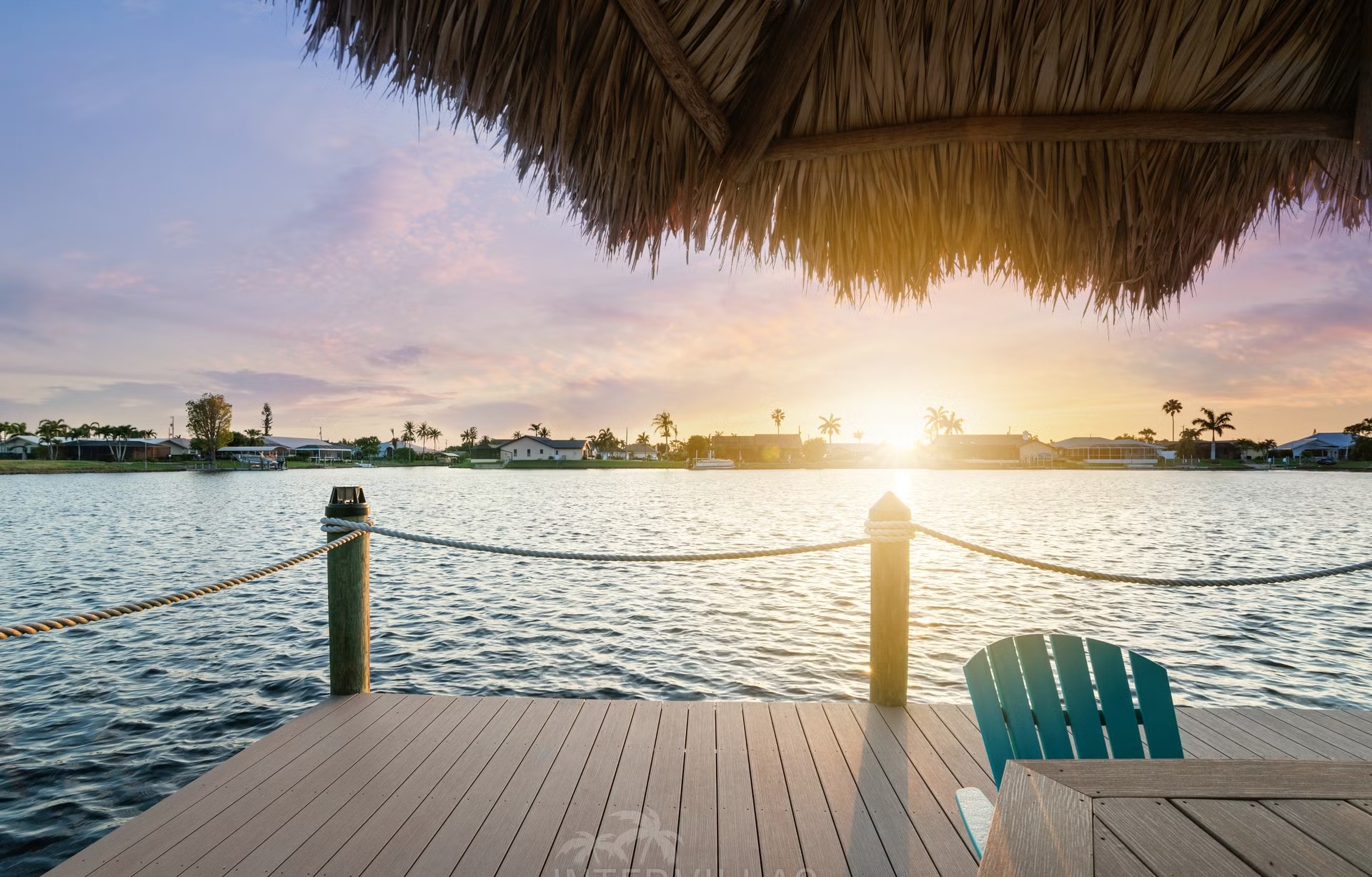Außenbereich mit Salzwasserpool, Spa/Jacuzzi und Blick auf den Kanal am Wasser.