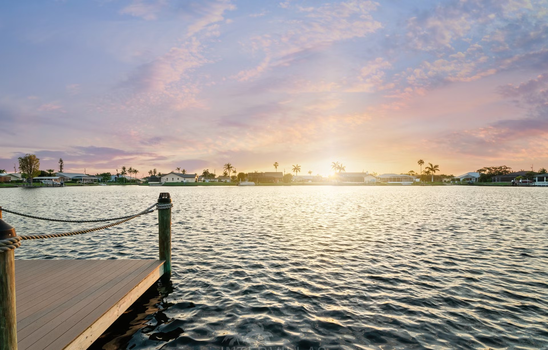 Moderne Villa am Wasser mit Salzwasserpool, Spa/Jacuzzi und Dock mit Tiki-Hut.