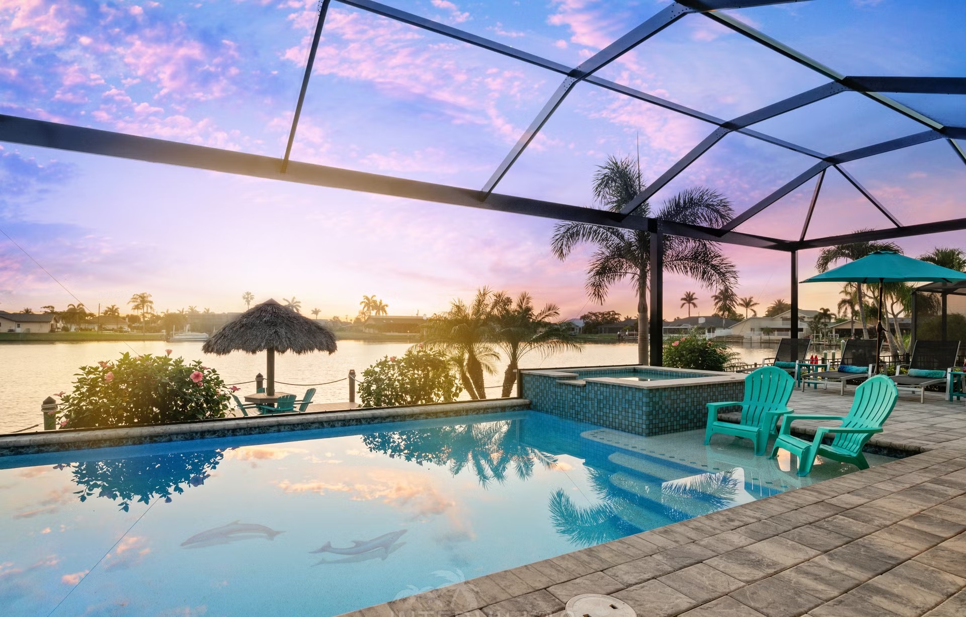 Salzwasserpool mit Spa und Liegen am Wasser bei Sonnenuntergang.