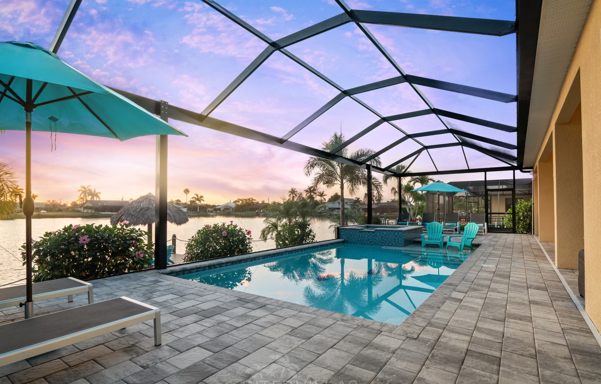 Salzwasserpool mit Spa/Jacuzzi und Blick auf den Kanal (Westausrichtung)