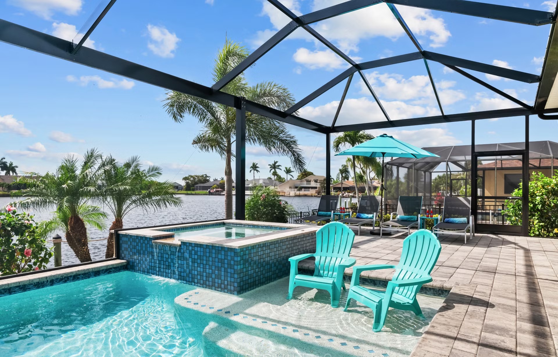 Salzwasserpool mit Spa/Jacuzzi am Wasser, westlich ausgerichtet.