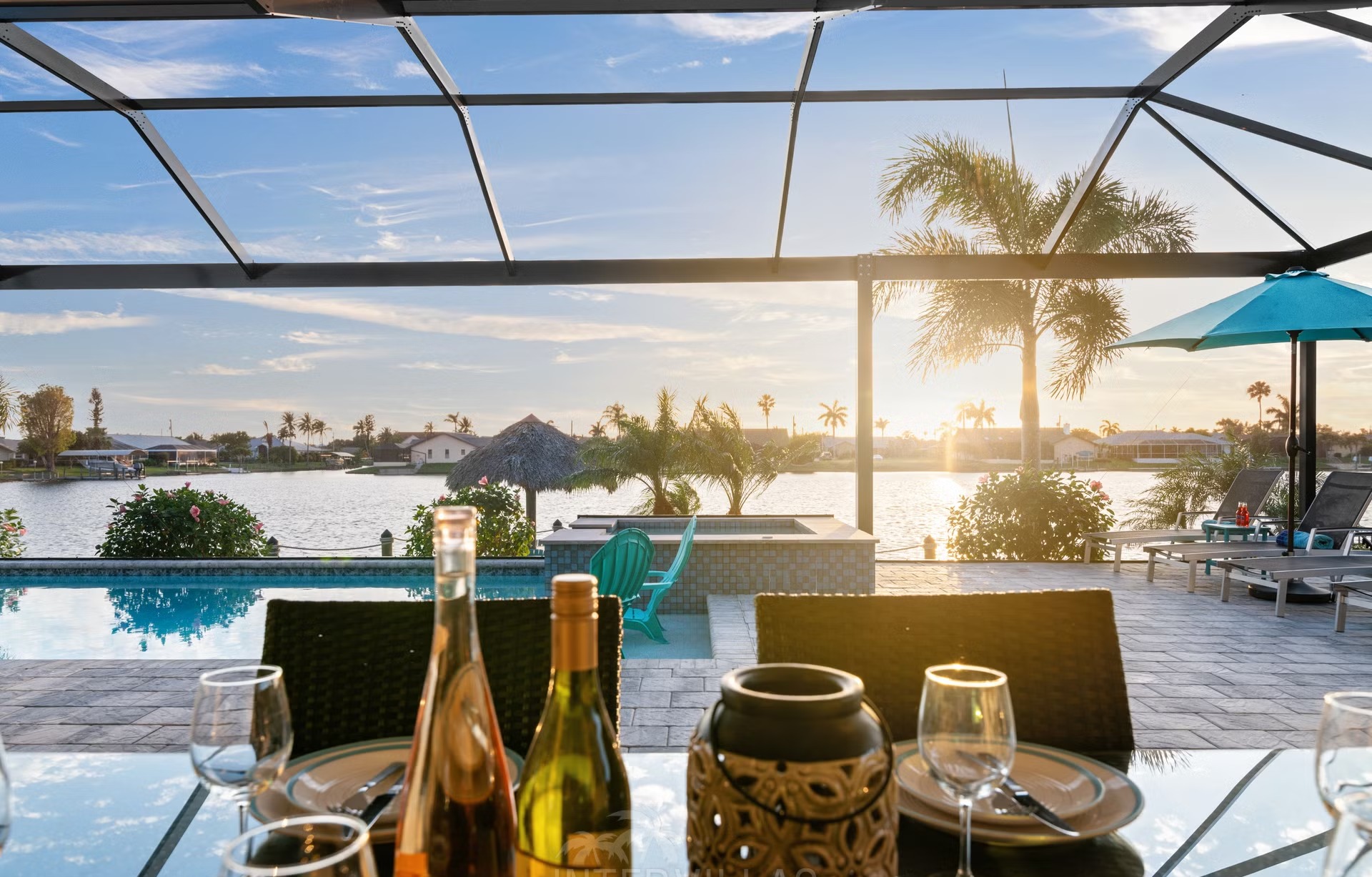 Salzwasserpool mit Spa/Jacuzzi und Blick auf den Kanal (Westausrichtung)