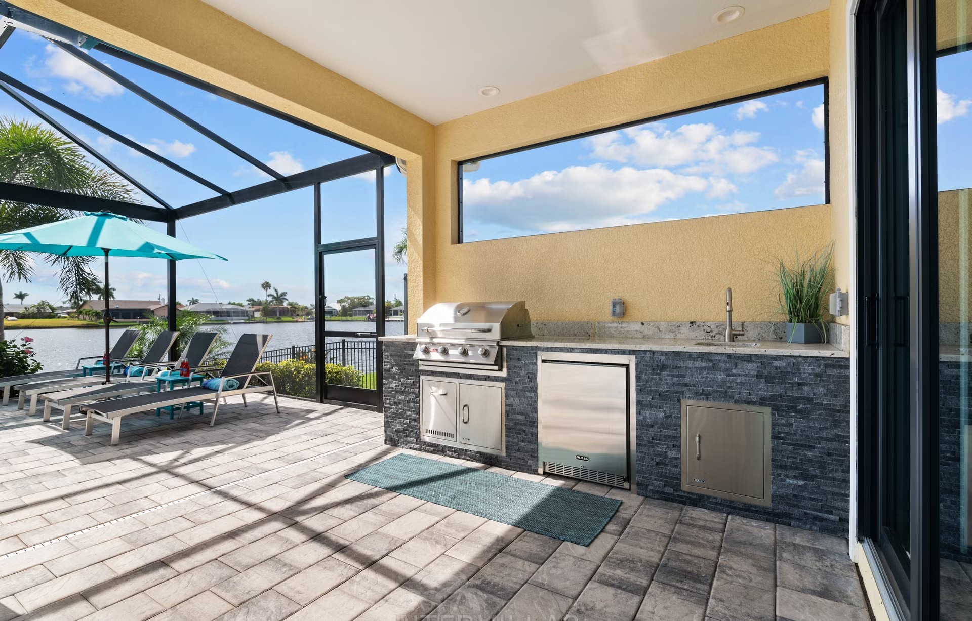 Outdoor-Bereich mit Salzwasserpool, Spa/Jacuzzi und Blick auf den Kanal am Dock.