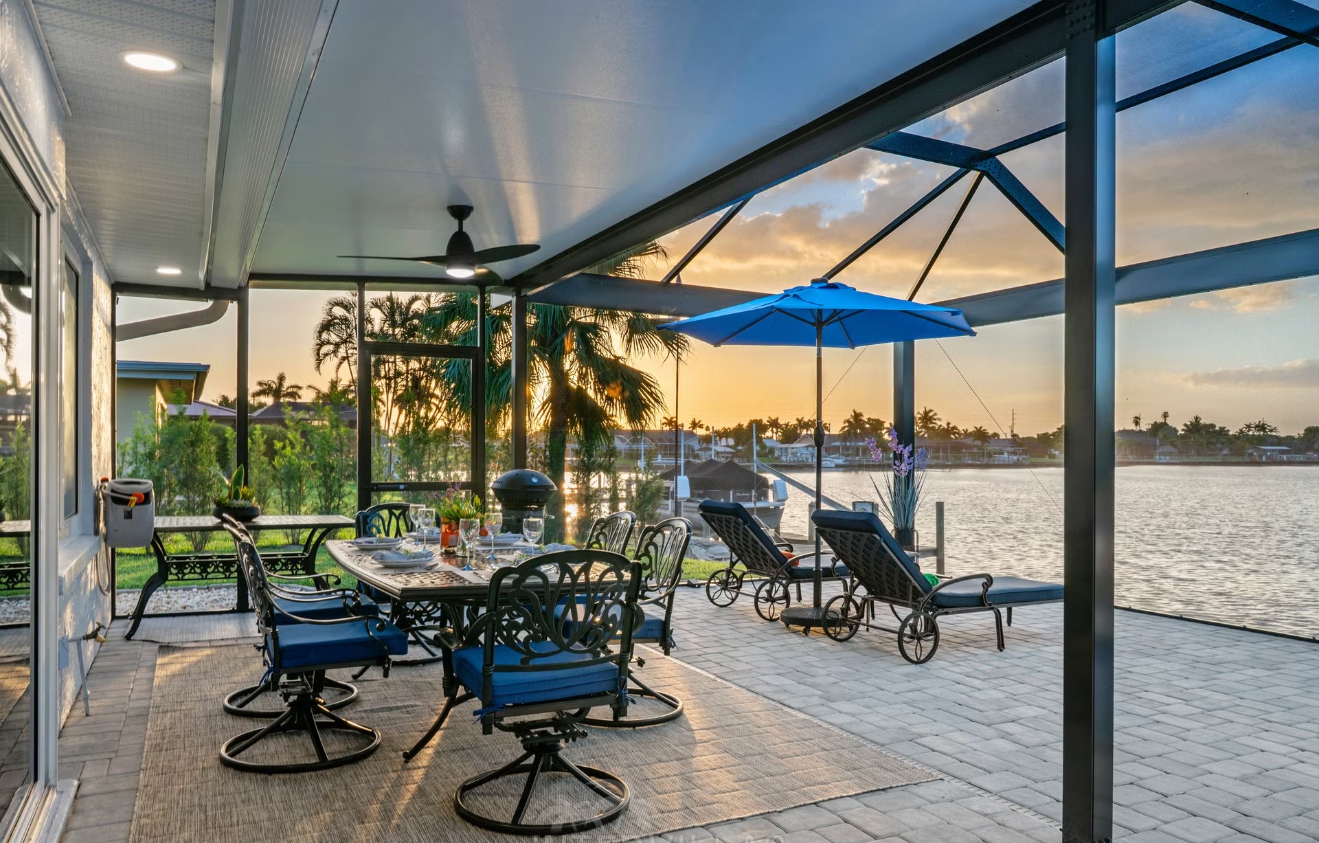 Pool- und Spa-Bereich mit Outdoor-Lounge am Wasser