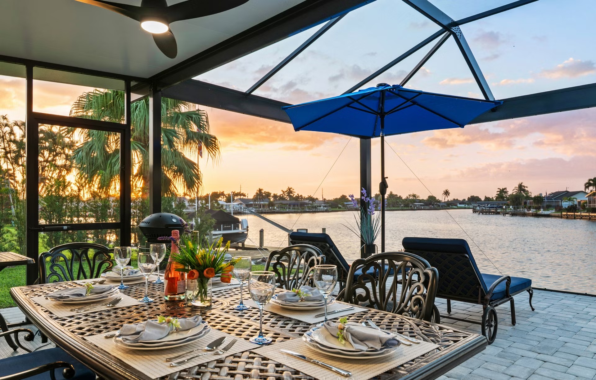 Pool- und Spa-Bereich mit Outdoor-Lounge am Wasserufer.