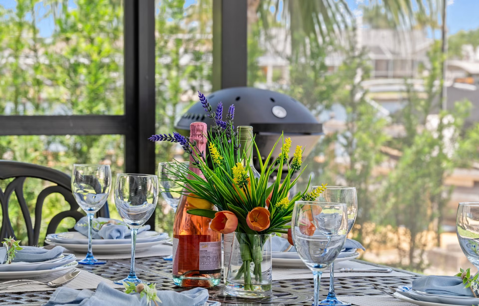 Pool- und Spa-Bereich mit Outdoor-Lounge am Wasser